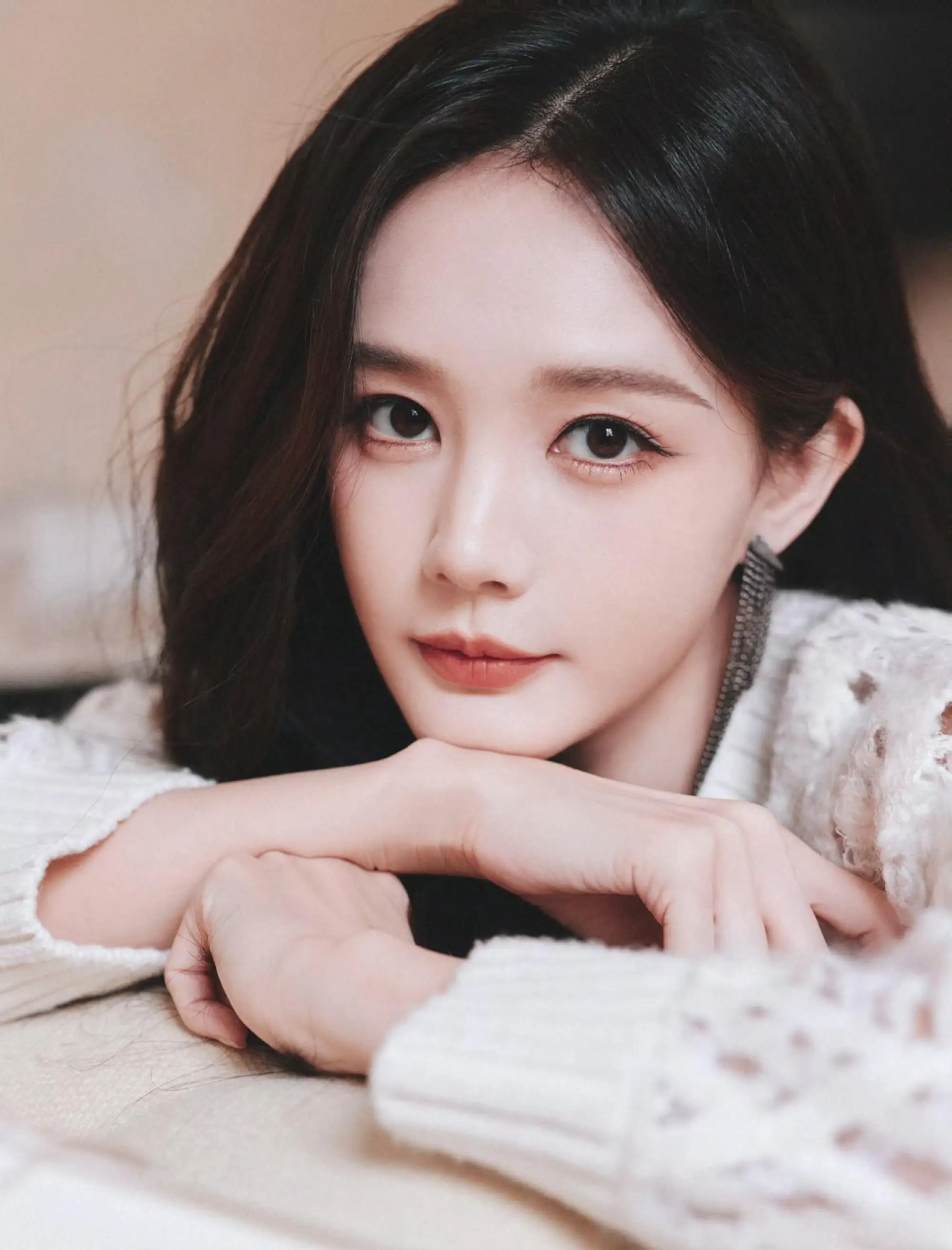 趴着桌上的长发美女 可爱美女 女神 李一桐