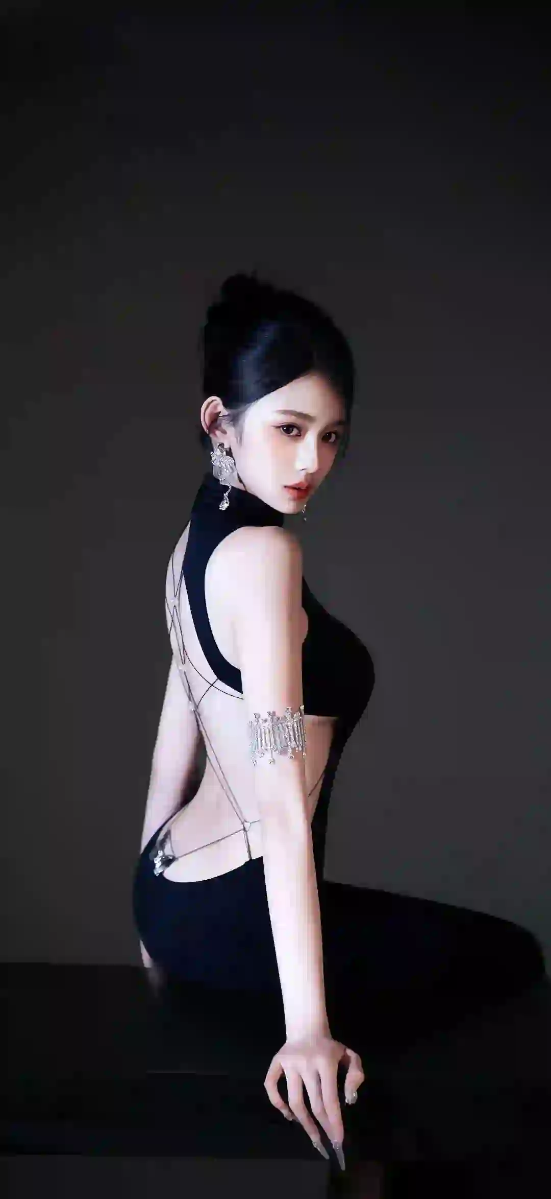 美女 长发美女 性感 露背装 黑色裙子