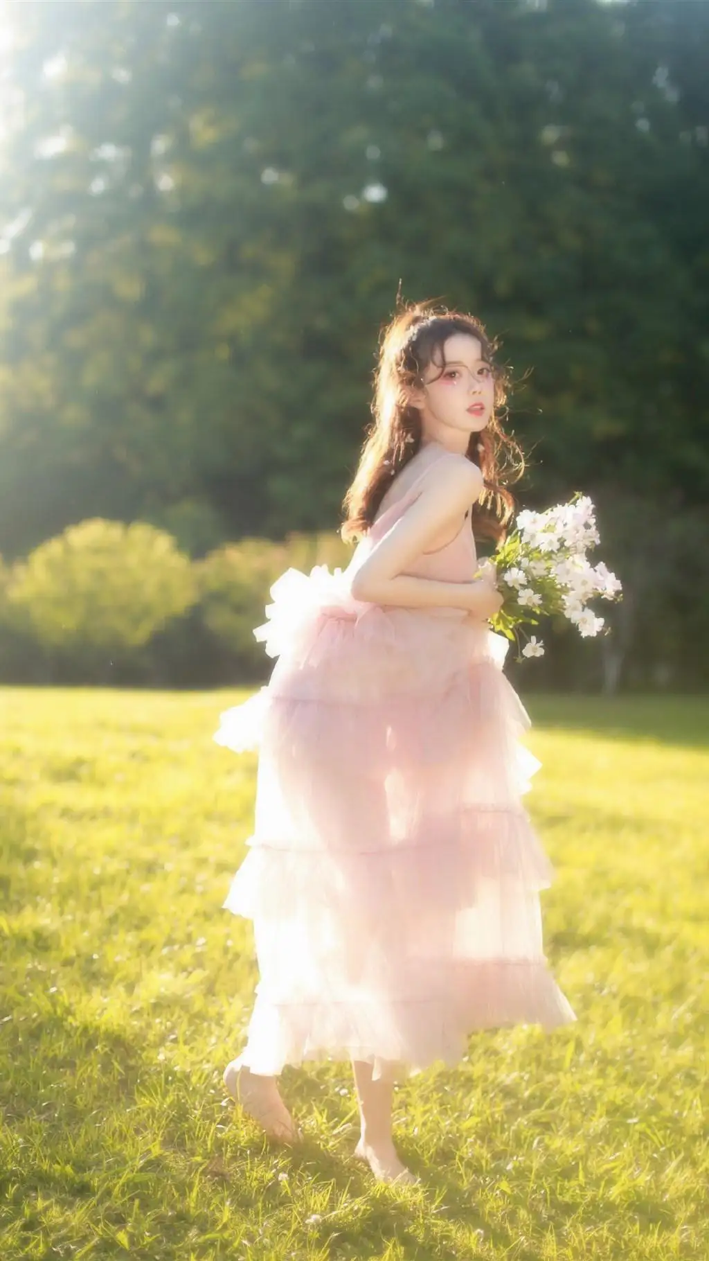 阳光下的粉色长裙美女｜户外写真