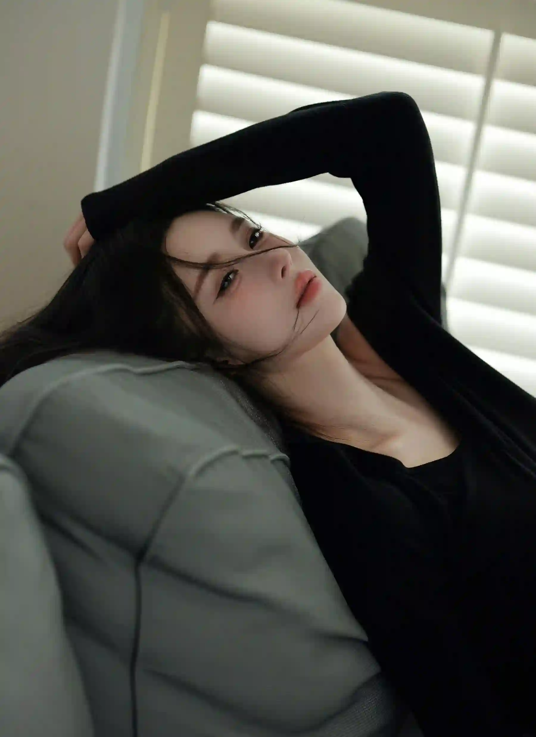 长发美女 黑色衣服 慵懒 沙发上的长发慵懒美女