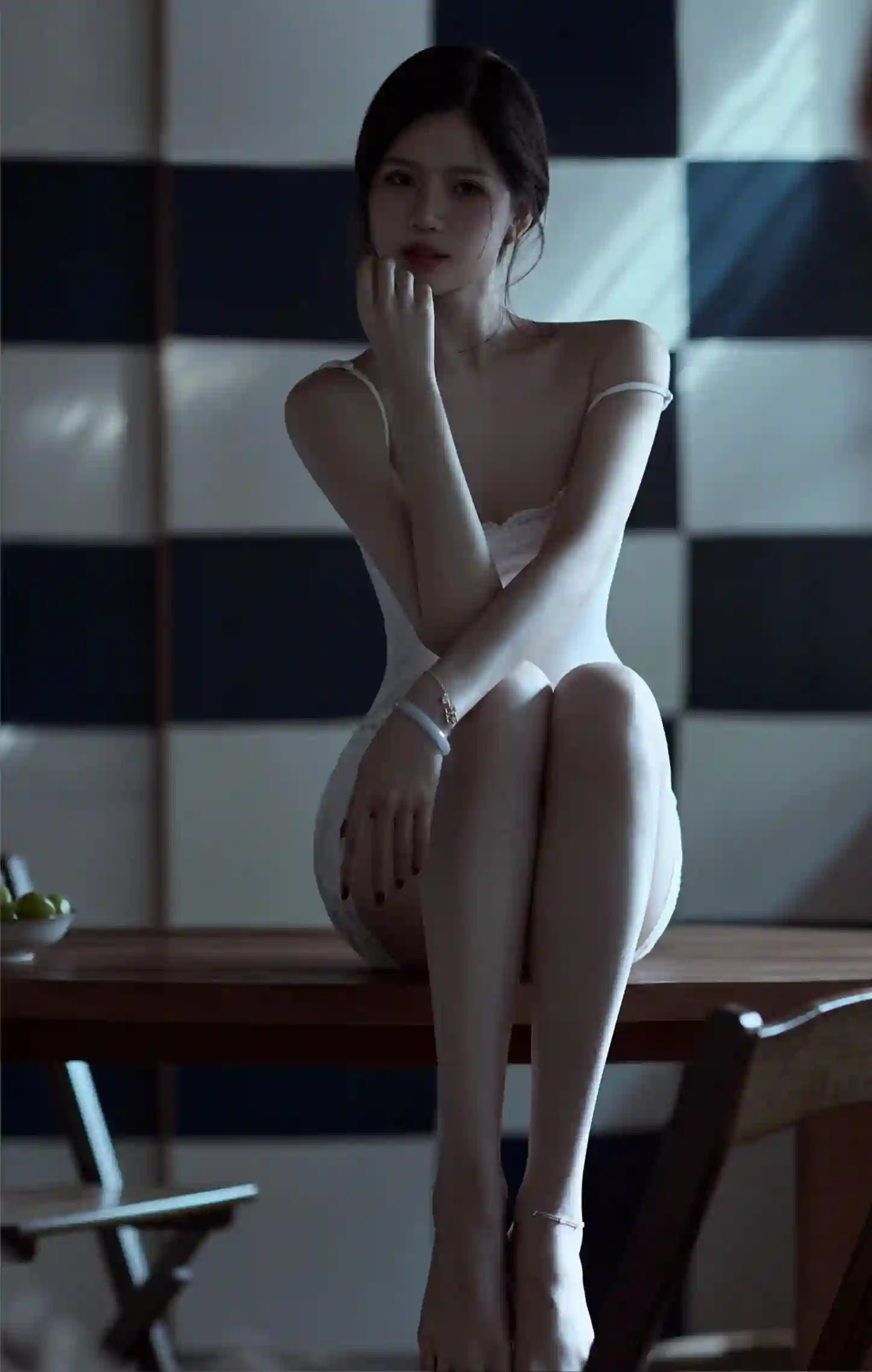 白色吊带裙 长腿美女 长裙美女 性感美女 居家写真