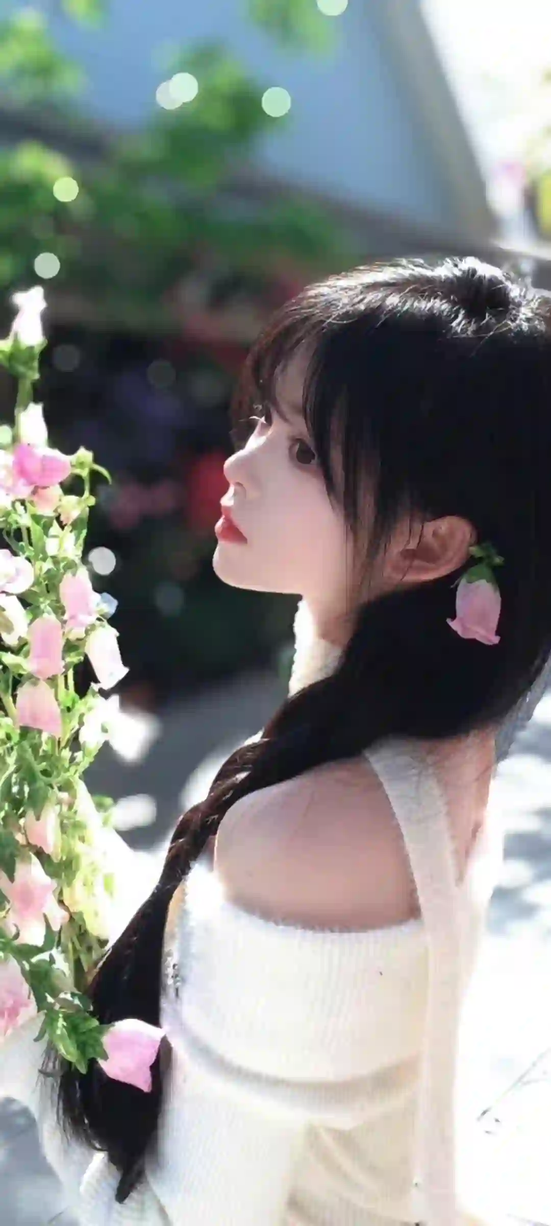 清新少女 阳光花朵 白色露肩装 侧颜 人像壁纸