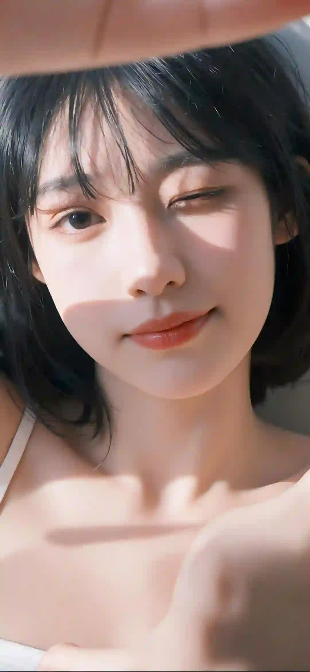 一个短发女孩在柔和的自然光下眨眼微笑，面部特写，背景模糊，氛围清新治愈。