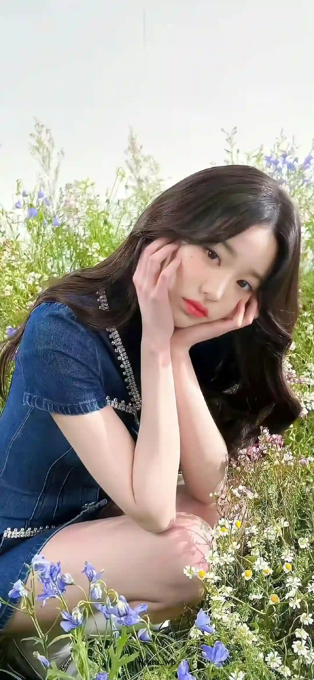 花 萌萌面对长发女孩 牛仔穿搭女孩
