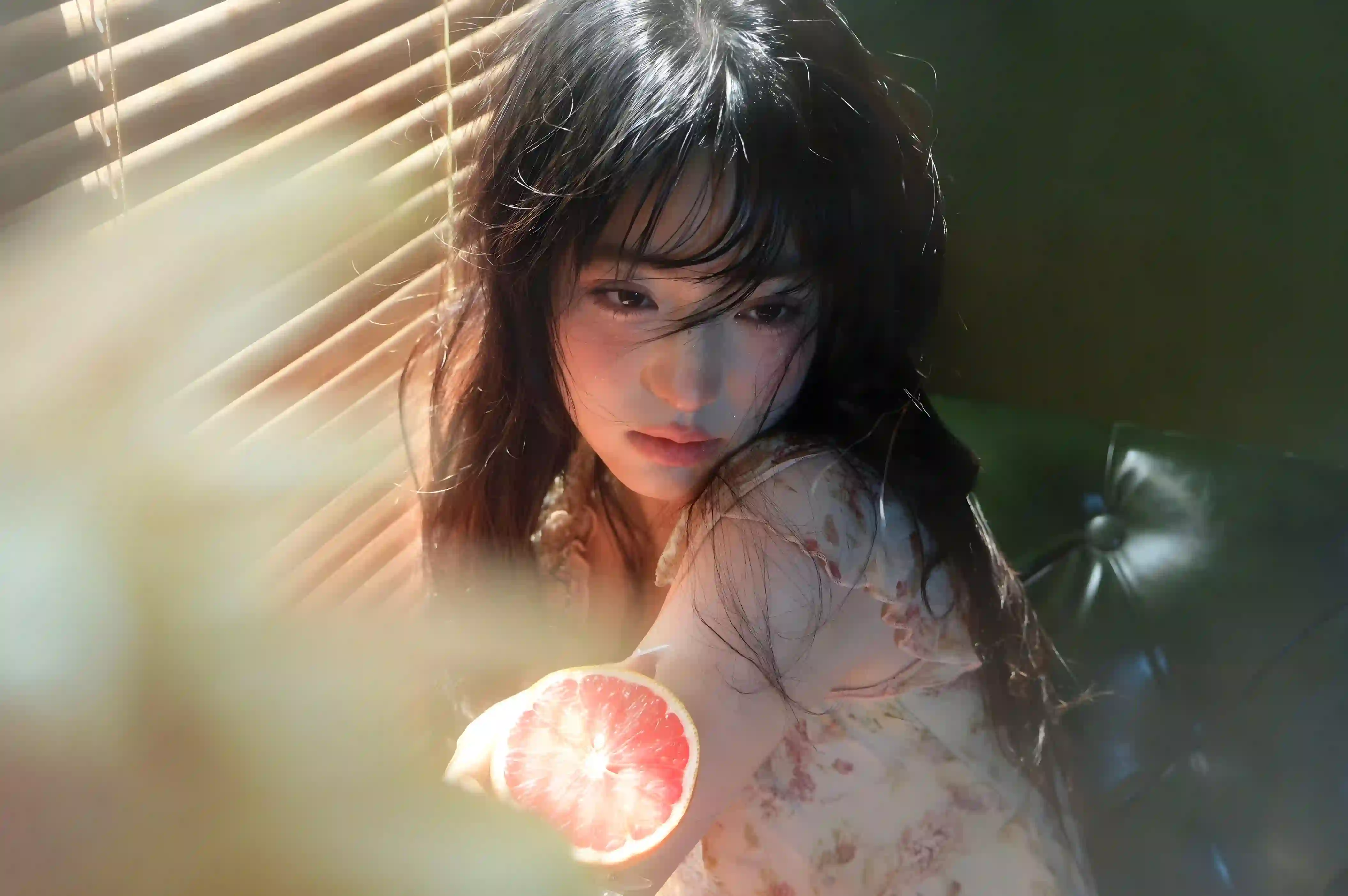 长发美女 唯美 红色西柚 居家 窗户