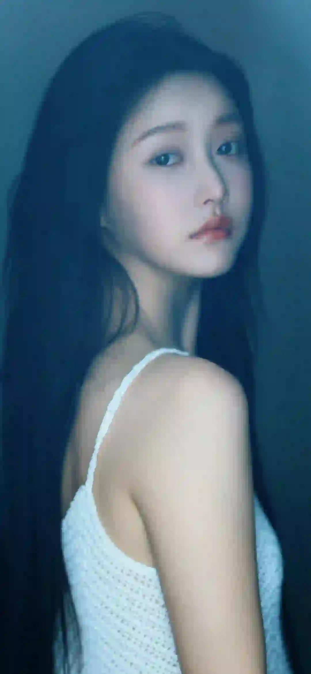 回首 长发美女 白色毛线衣 吊带美女