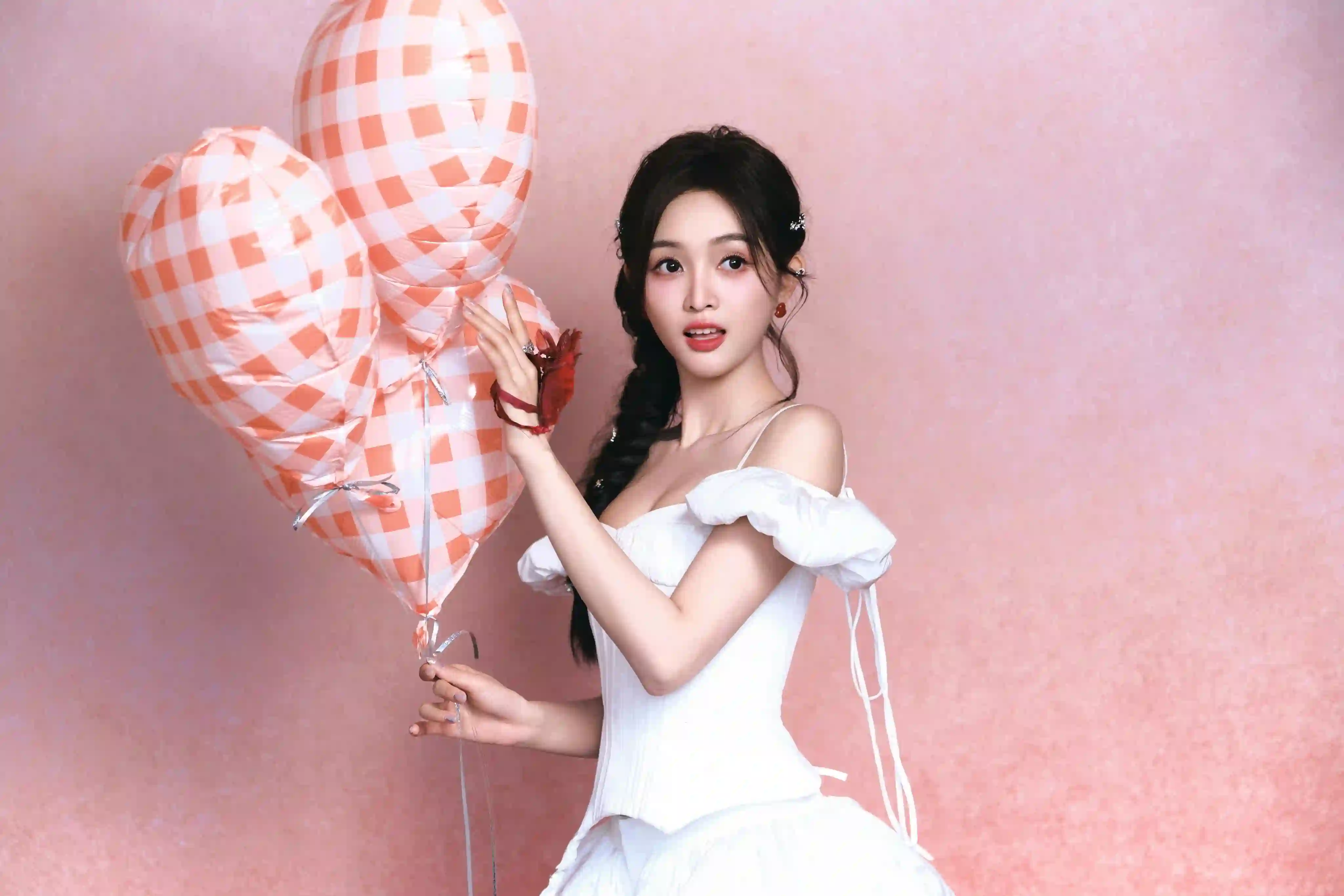 明星 吴宣仪 可爱女孩  拿着气球的女孩 白色长裙