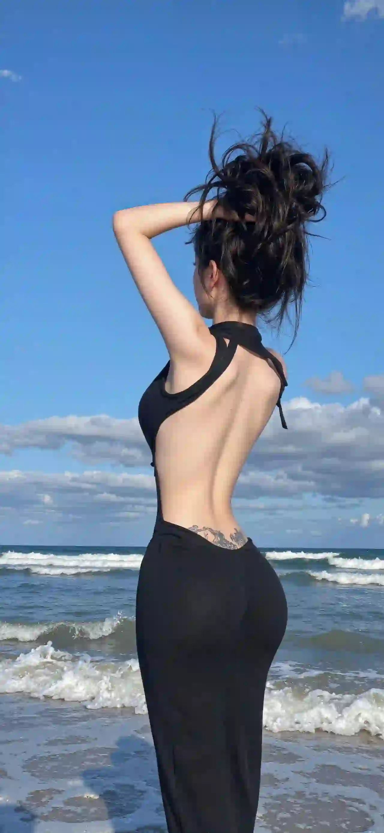 长发性感美女 性感 身材 海 户外 背影 漏背穿搭