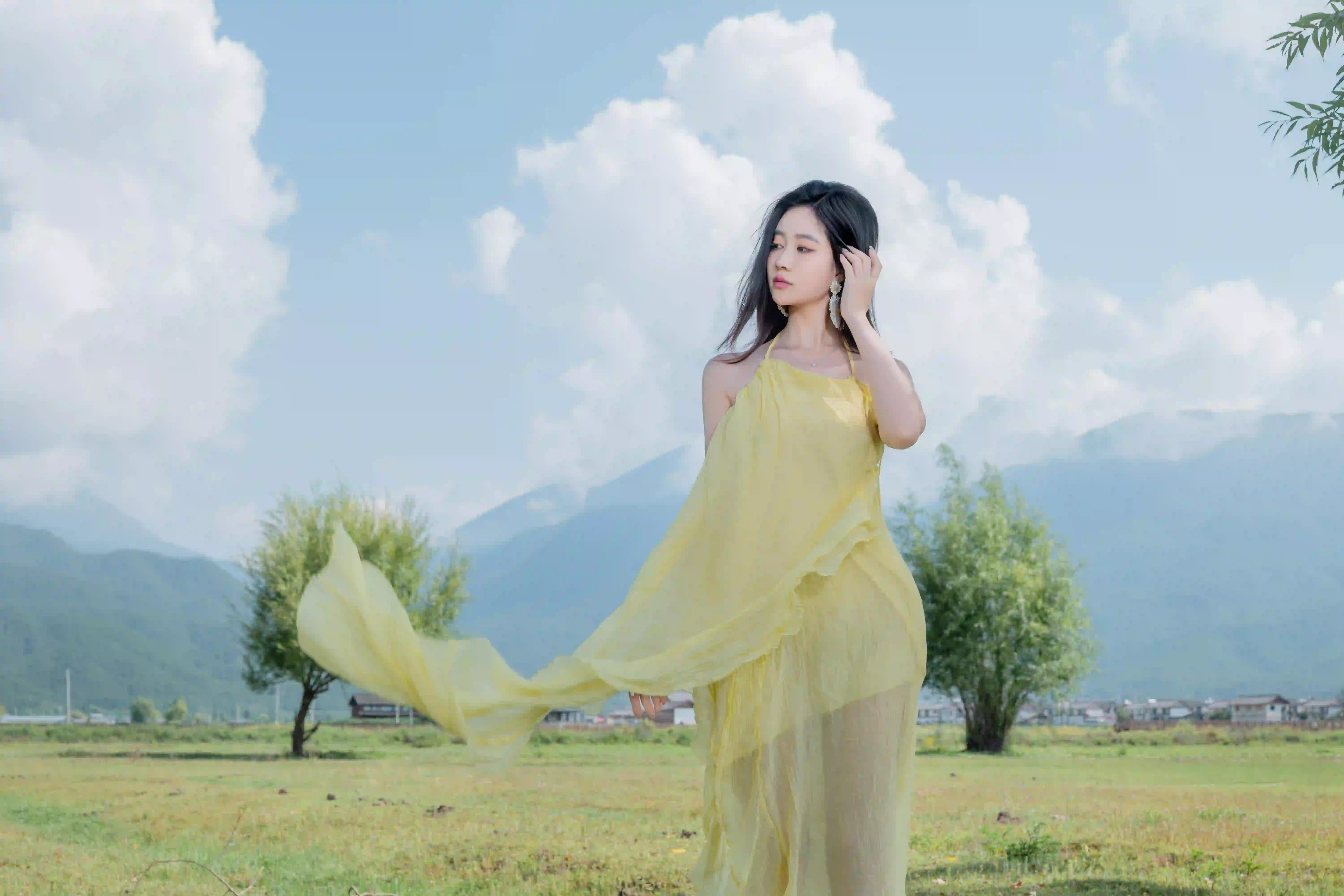 黄色长裙 户外 亲近自然 蓝天白云 长发美女 微风