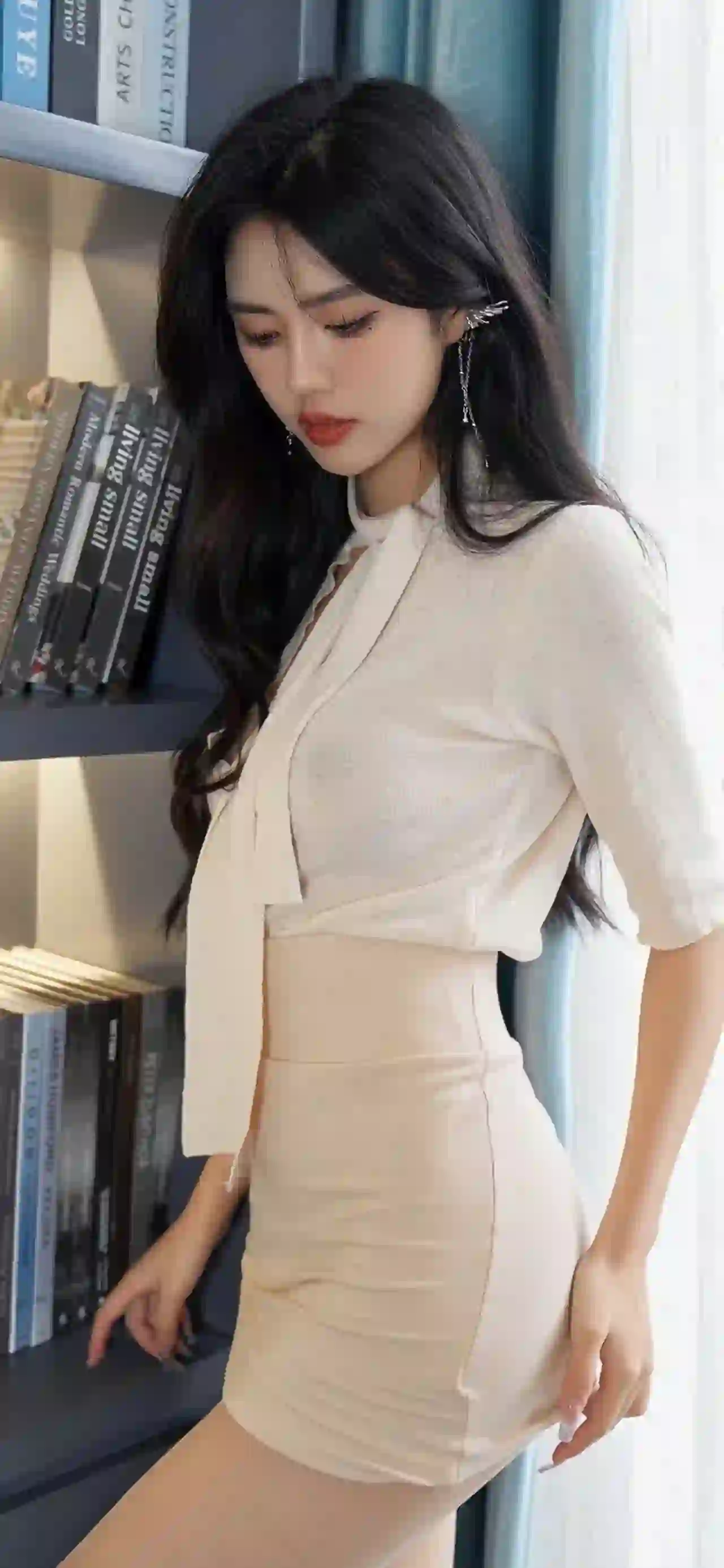 长发美女 工作装 职业装 白色短裙美女
