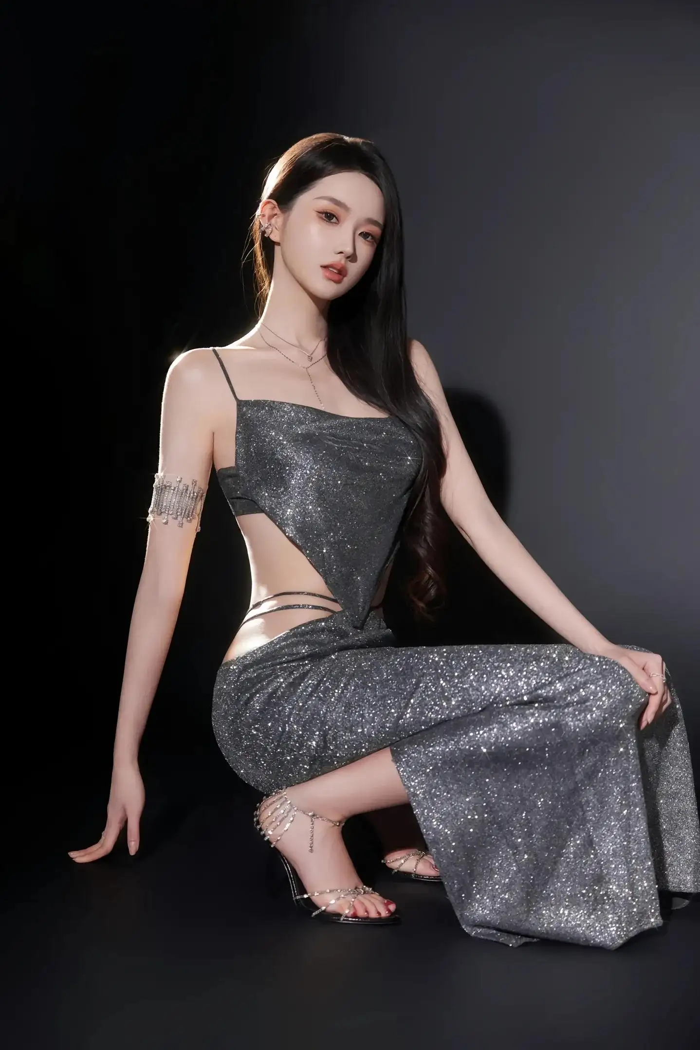 长发 时尚 闪闪发光 晚礼服 吊带