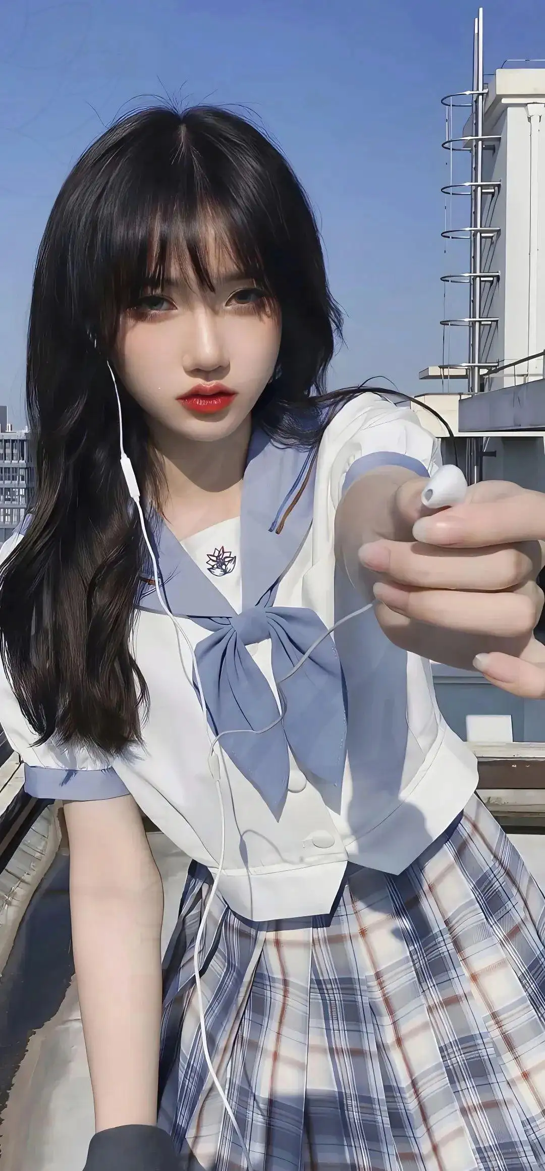 听音乐的jk美女｜耳机分你一半