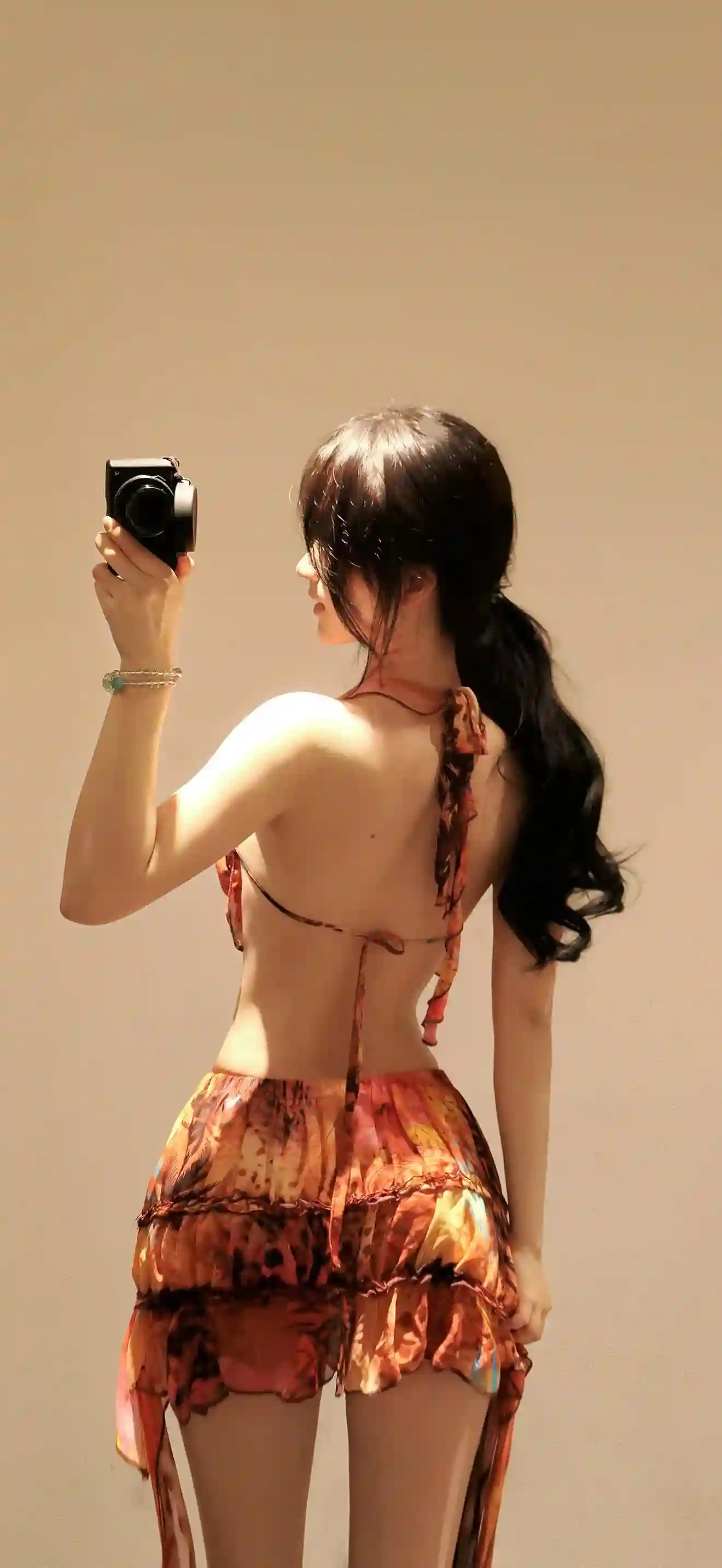 苗条身材，手拿相机自拍，超美背影手机 性感吊带