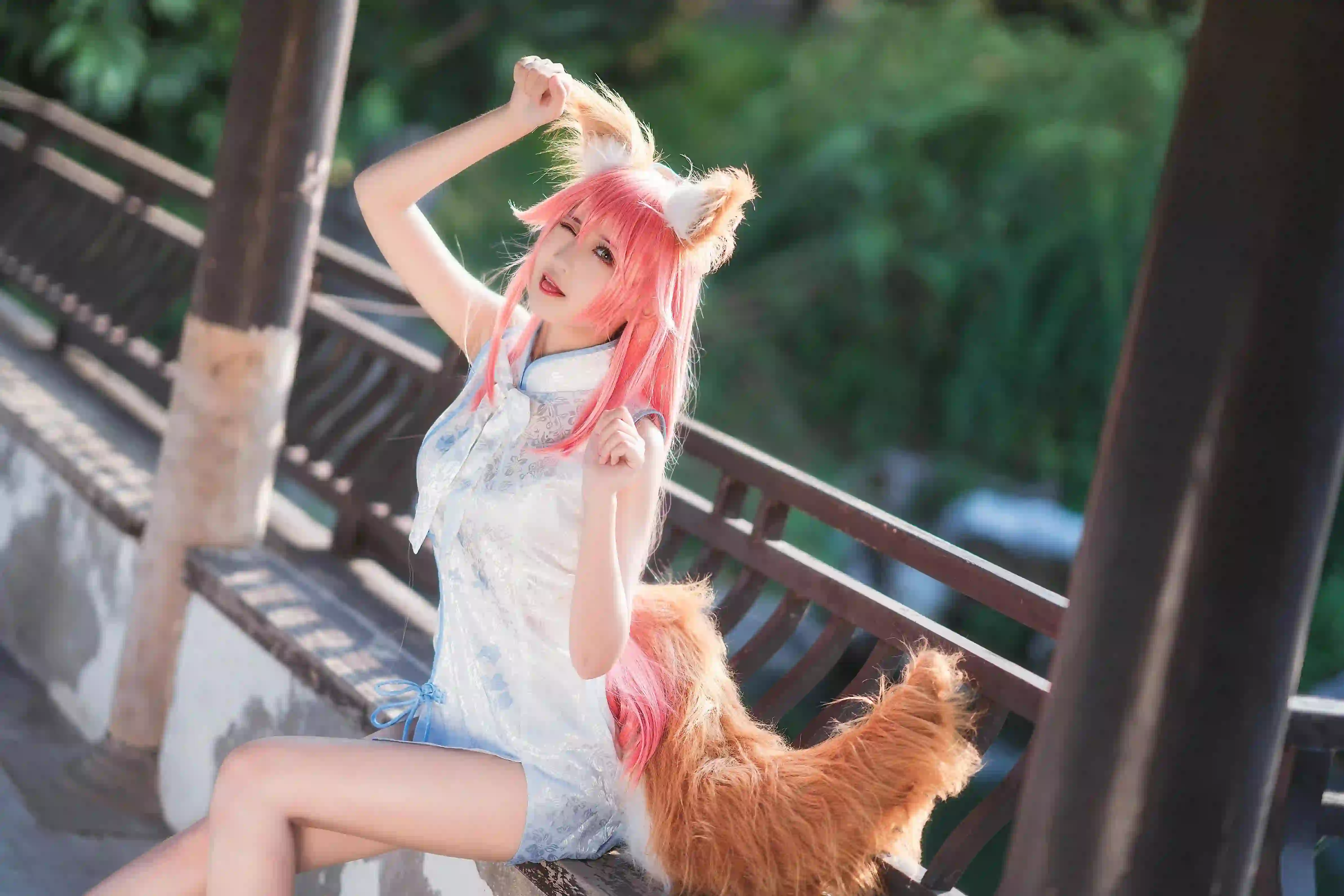 cosplay 长发女孩 狐狸耳朵 尾巴 旗袍 楼亭