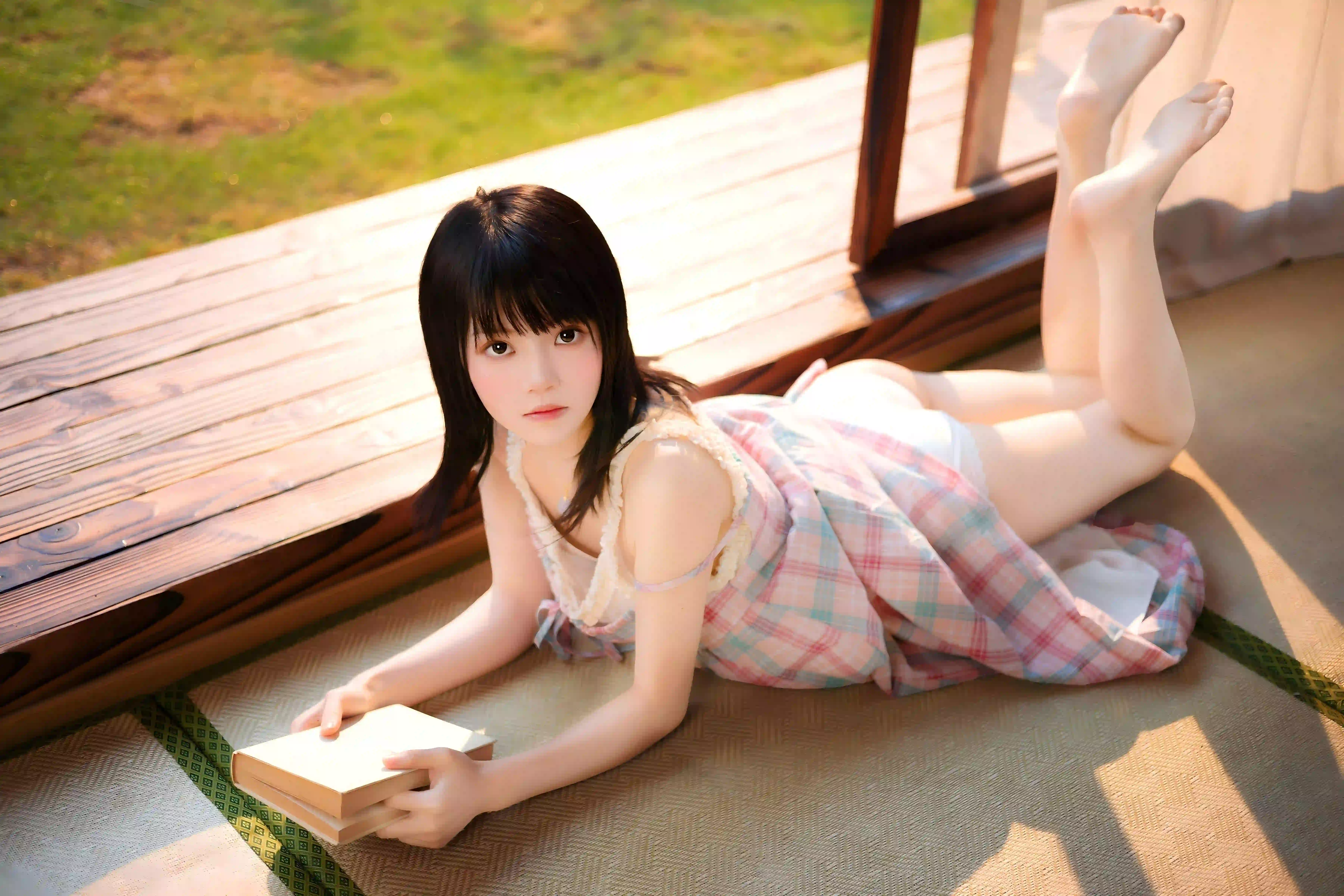格子长裙 长腿美女 写真 暖色调 性感