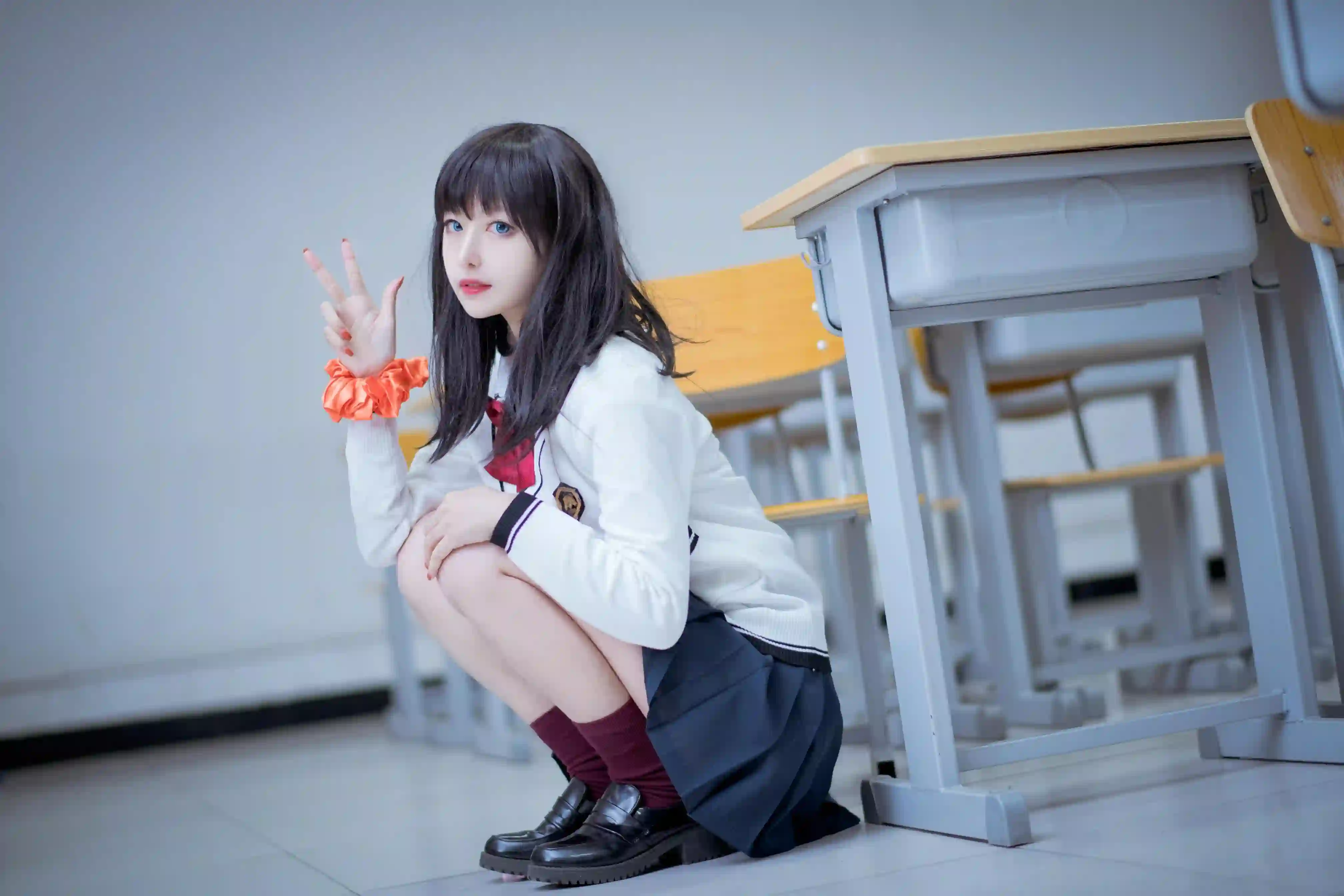 齐刘海 长发美女 白色衬衫 黑色短裙 jk穿搭 教室场景