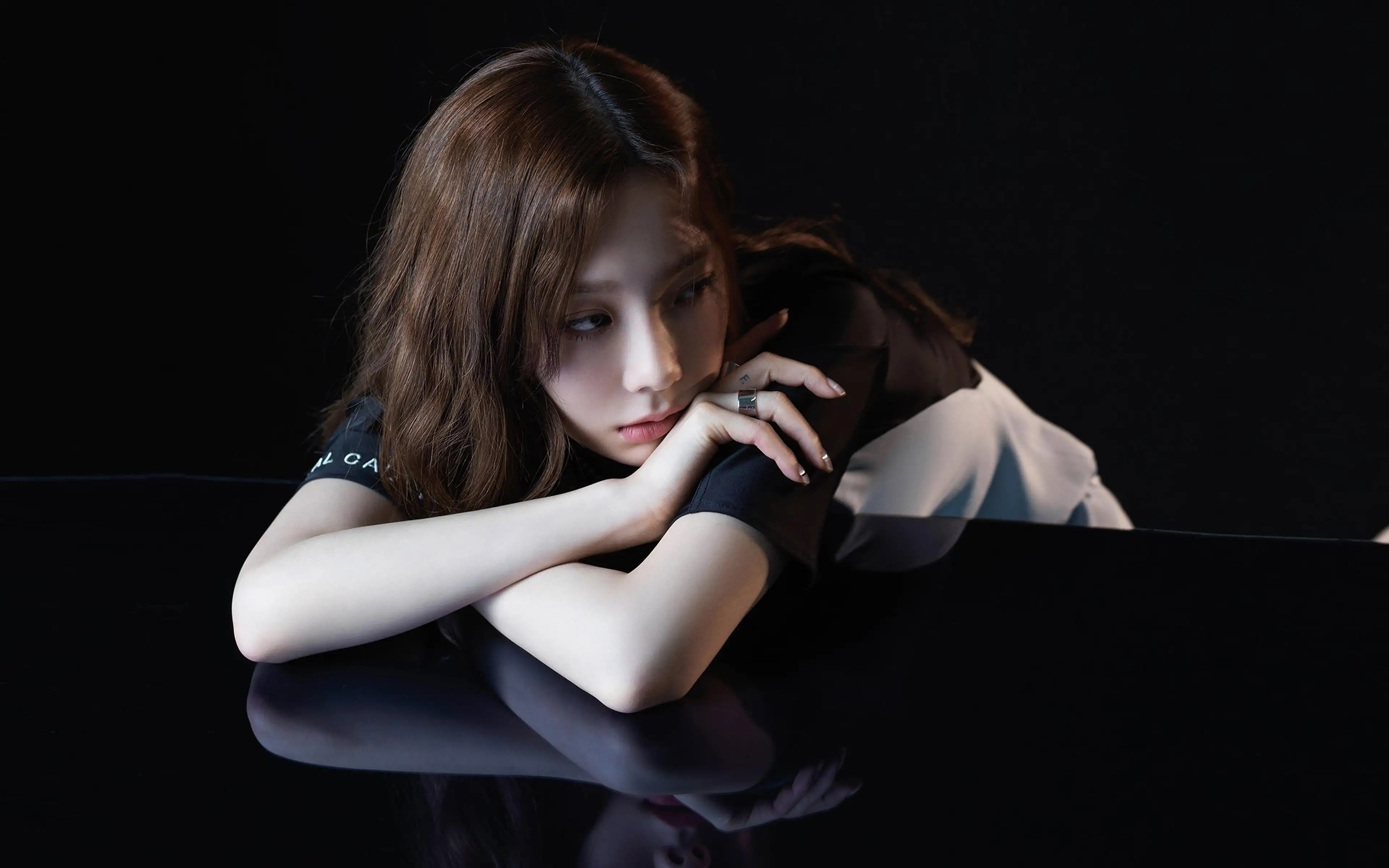 趴在桌上表情优雅的韩国美女明星超清电脑壁纸