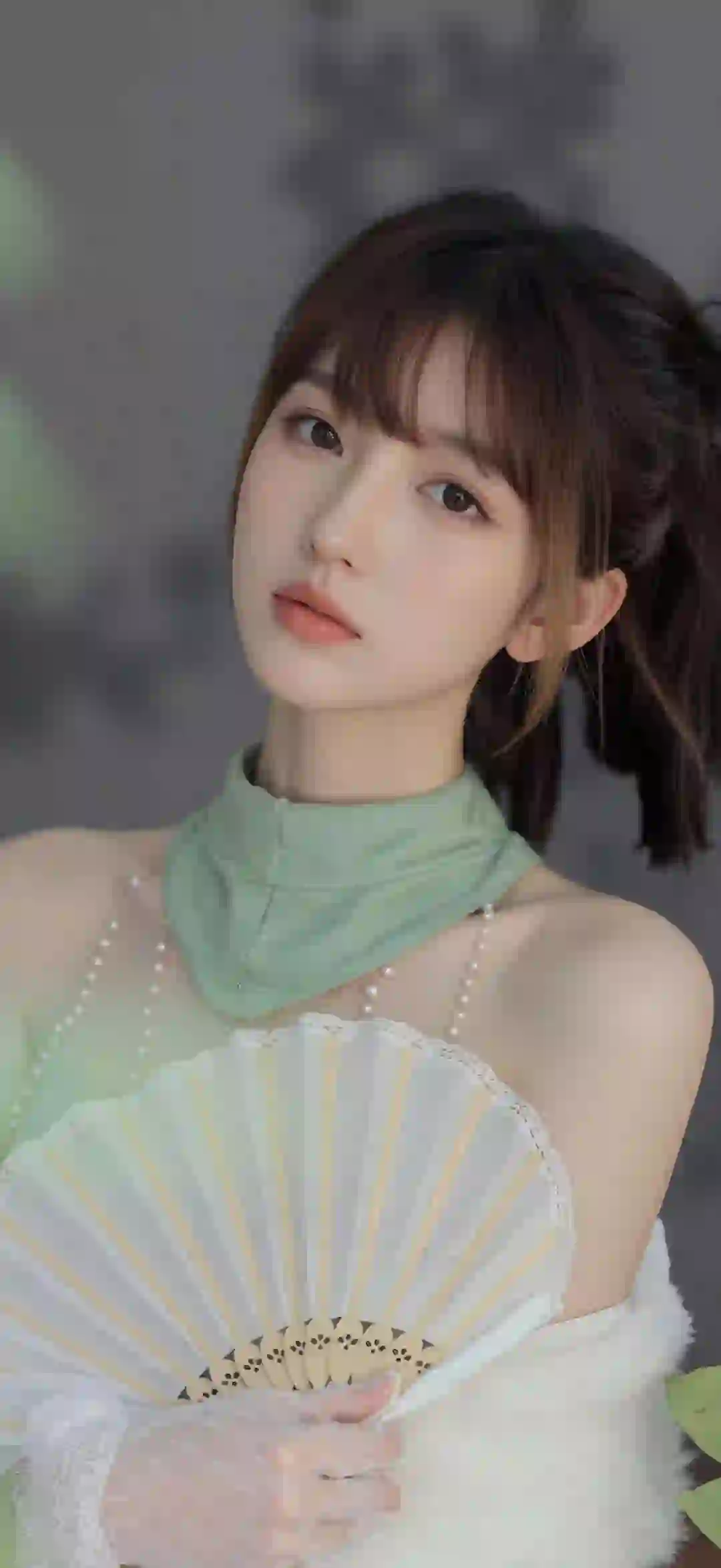 美女 长发美女 白色扇子 古风 漏肩