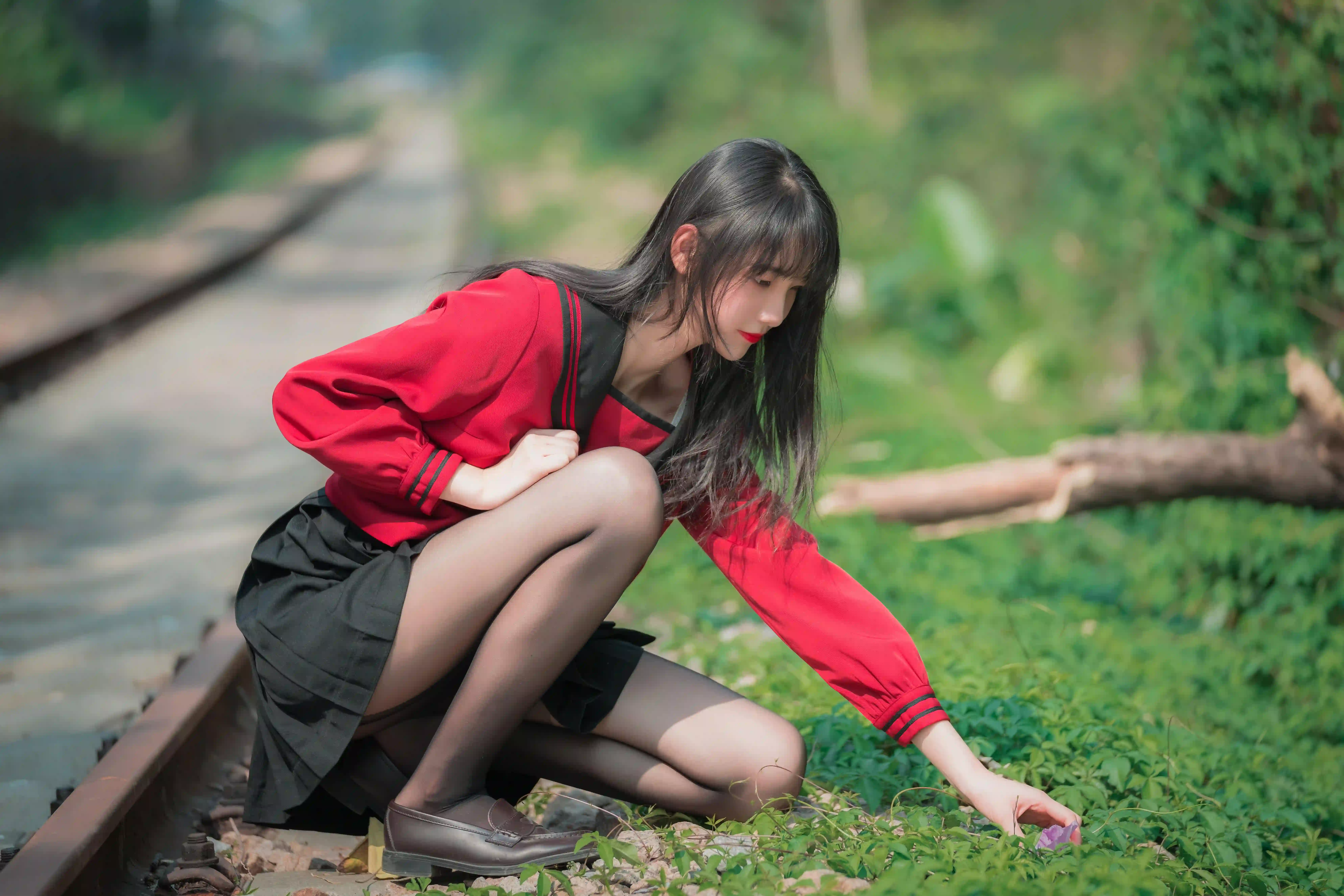 红色外套 户外 火车轨道 长发美女 jk穿搭 黑色裙子 黑色丝袜 丝袜 黑丝 