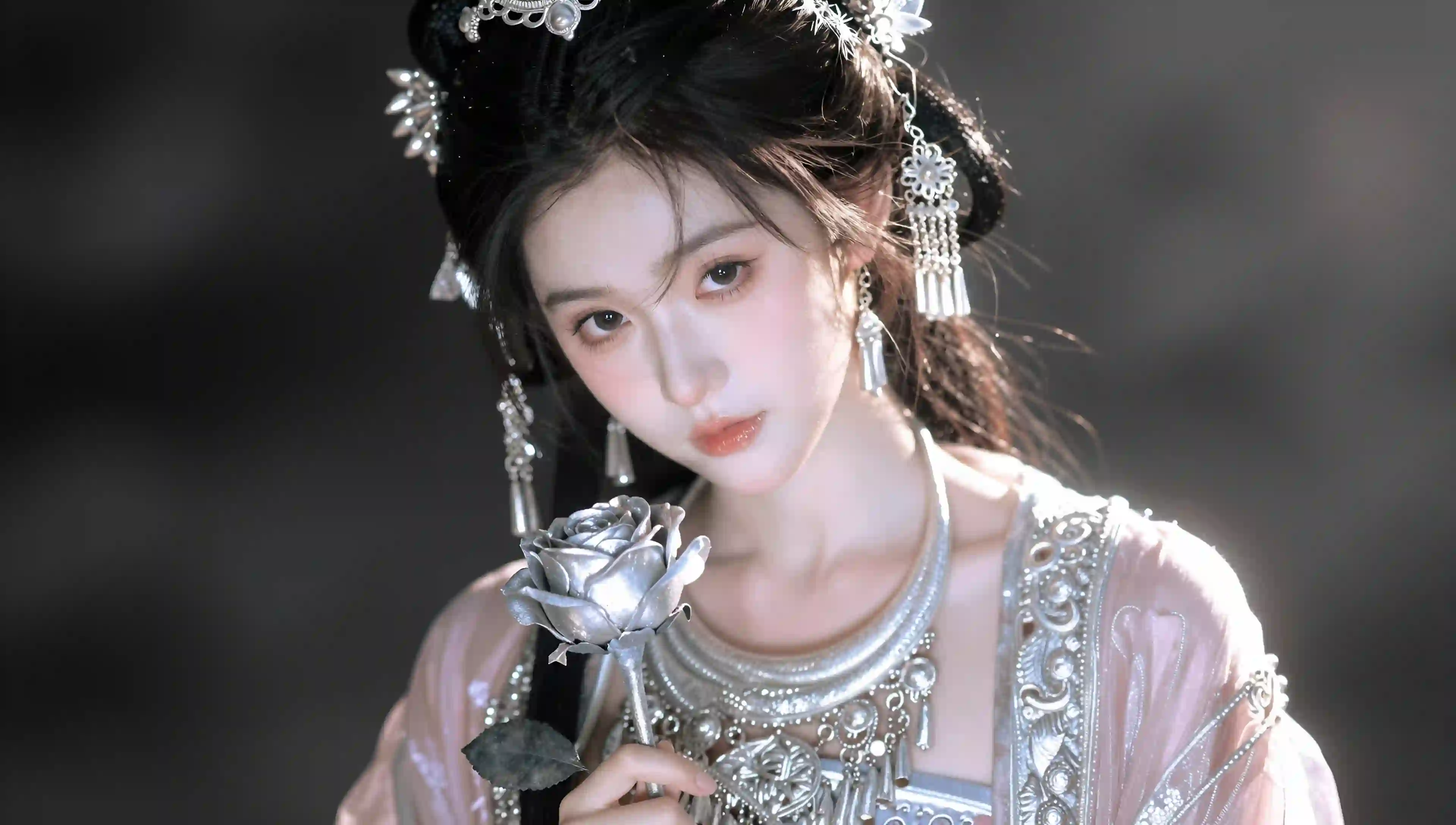 长发古风美女 银色花朵 古风 汉服 头饰