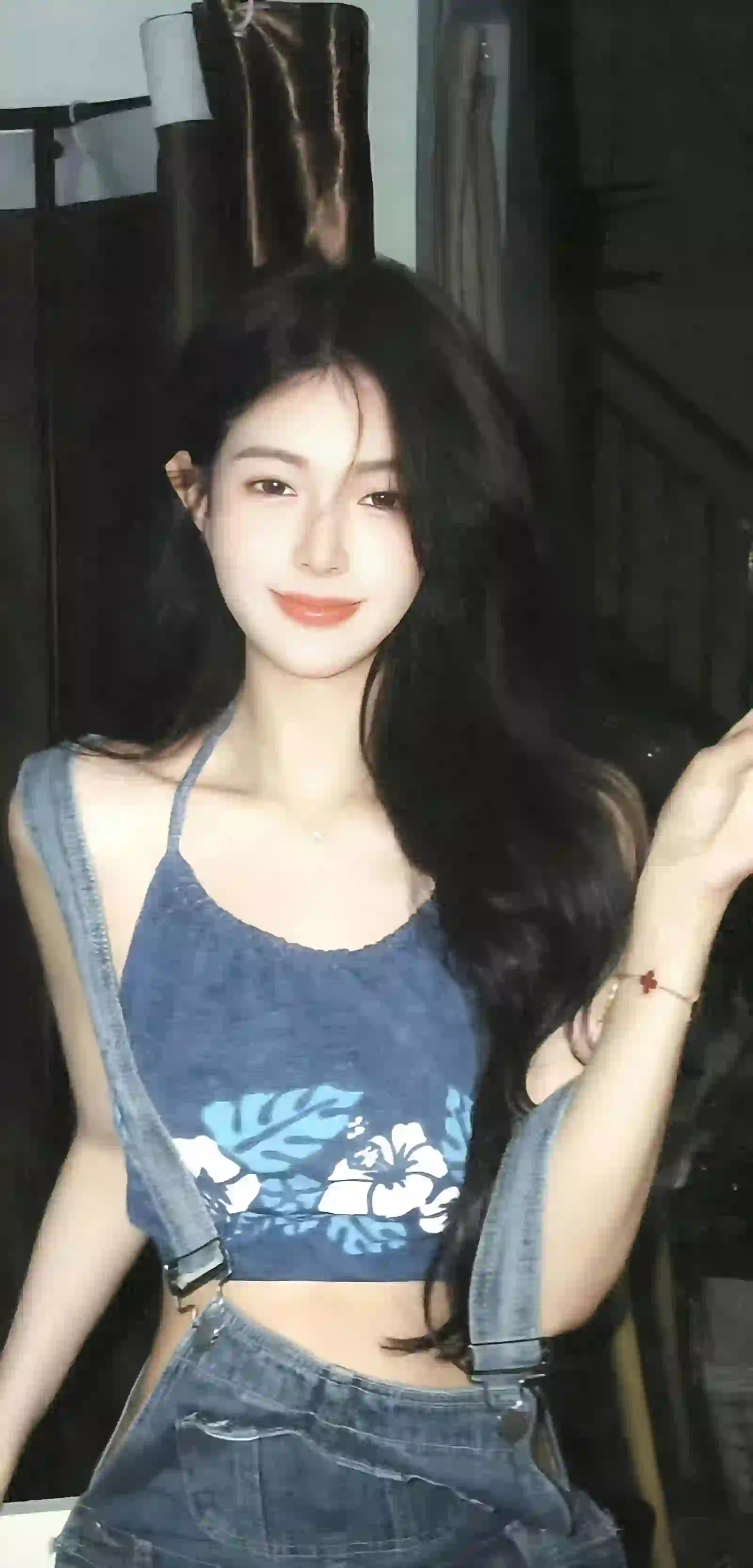 长发美女 牛仔穿搭 清纯美女 甜美 微笑