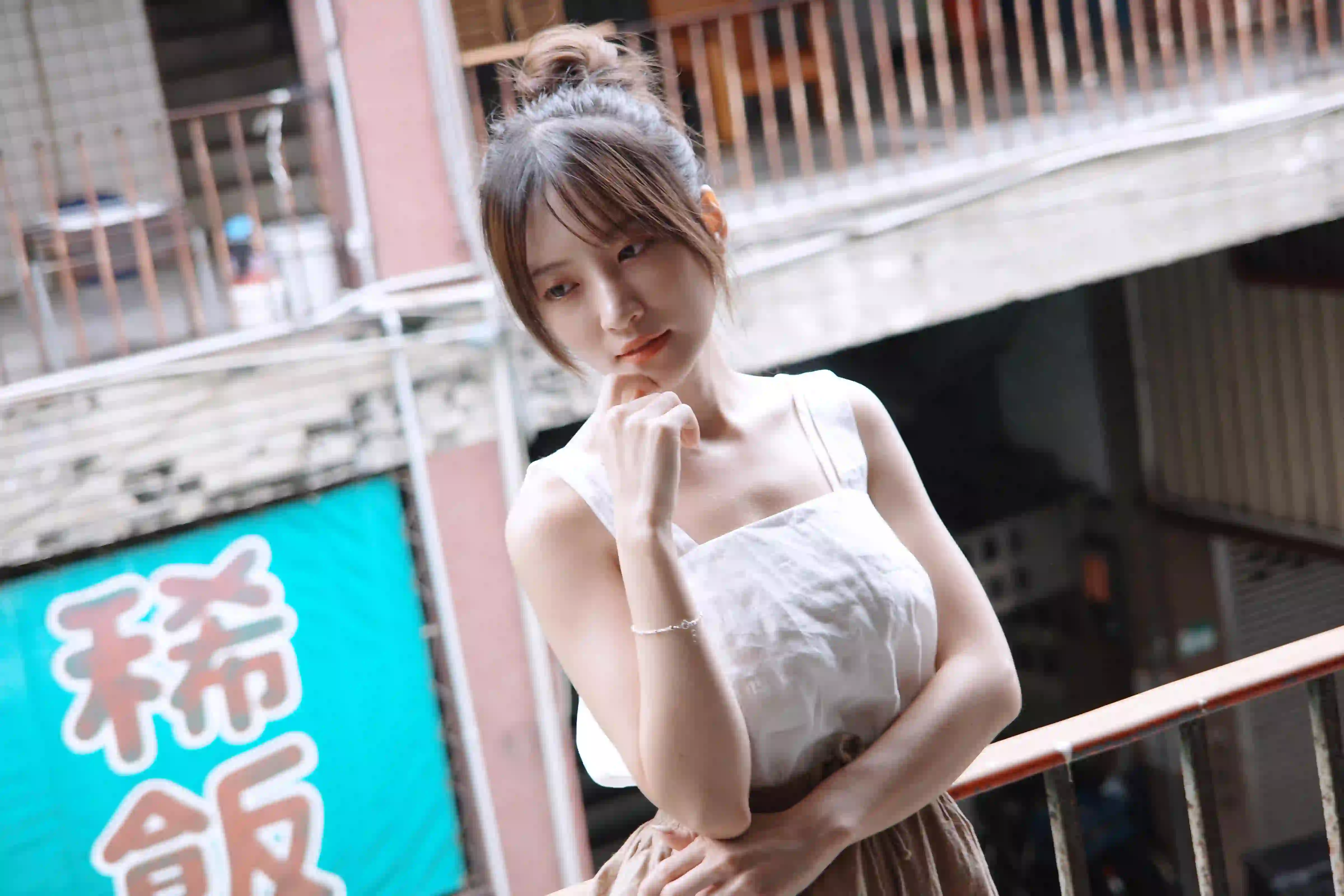 长发美女 白色吊带美女 户外