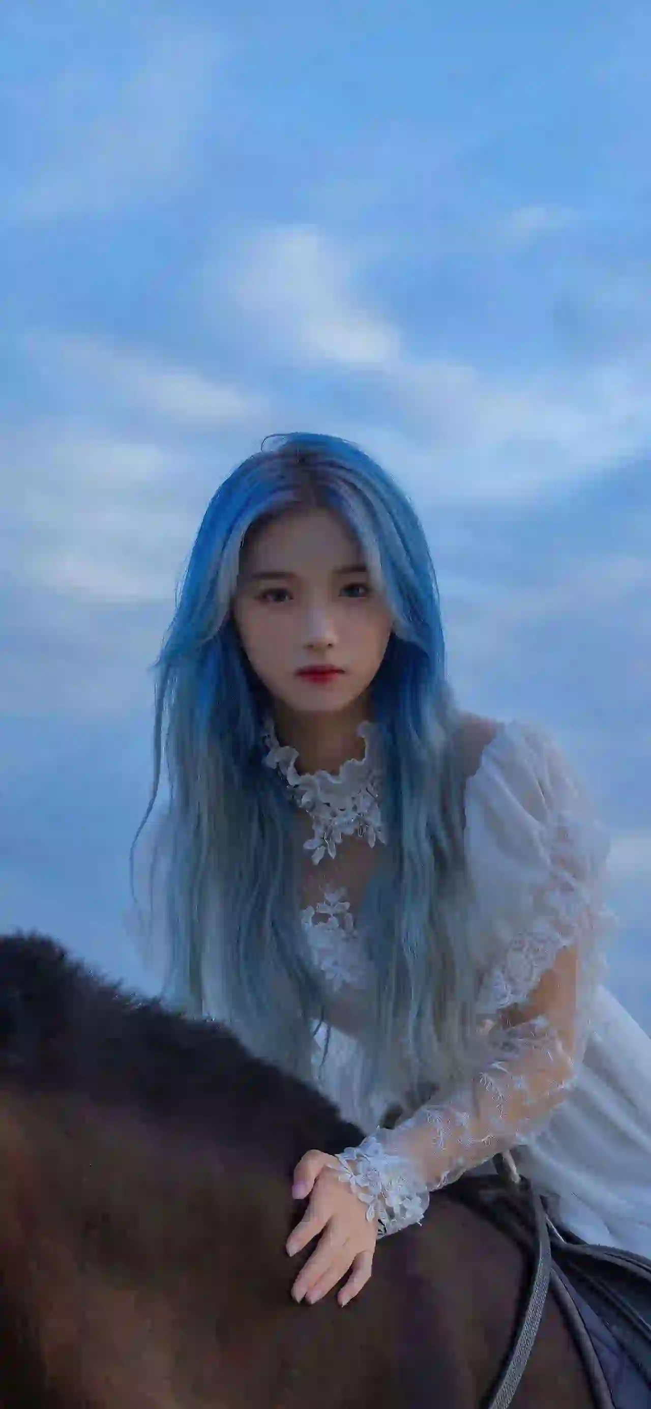 骑马 骑着马的长发美女 白色长裙 蓝色渐变头发
