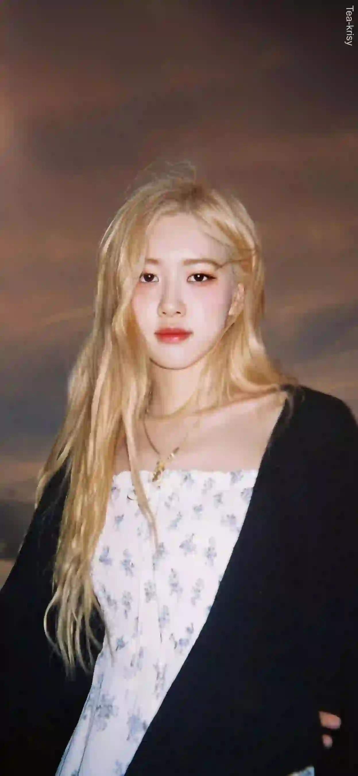 长发美女 抹胸长裙美女 户外 黄色长发女孩