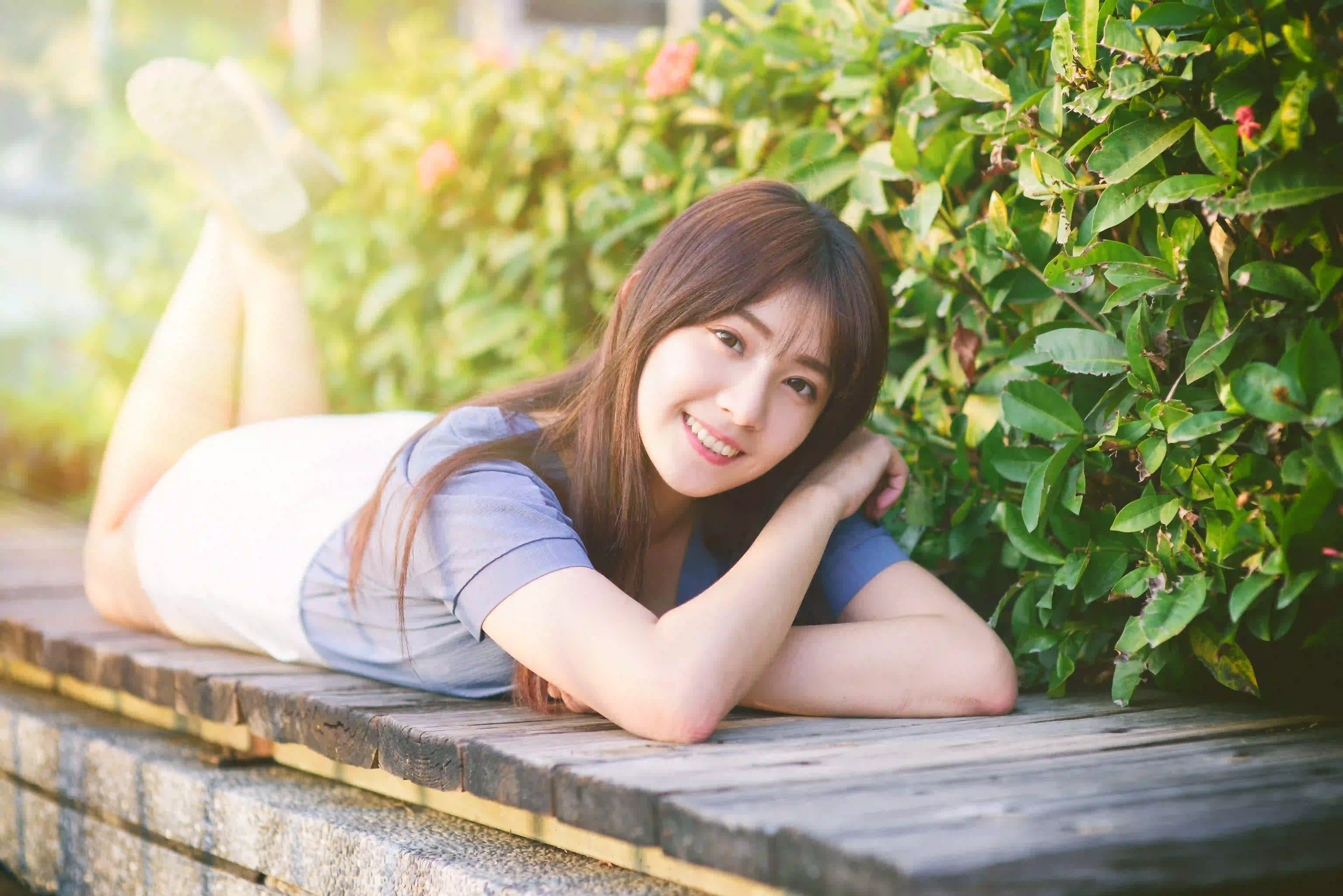 长发美女 户外 甜美女孩  花台