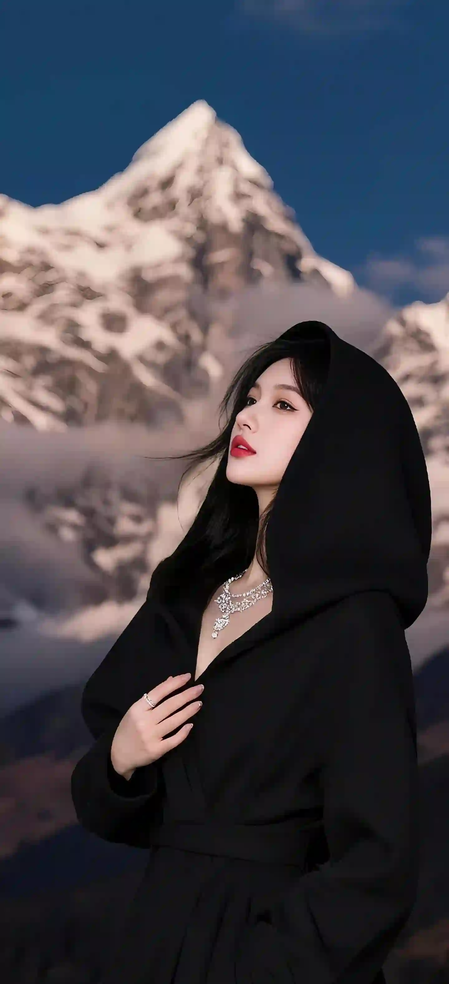 黑色斗篷 长发性感美女 个性穿搭 珍珠项链 雪山背景