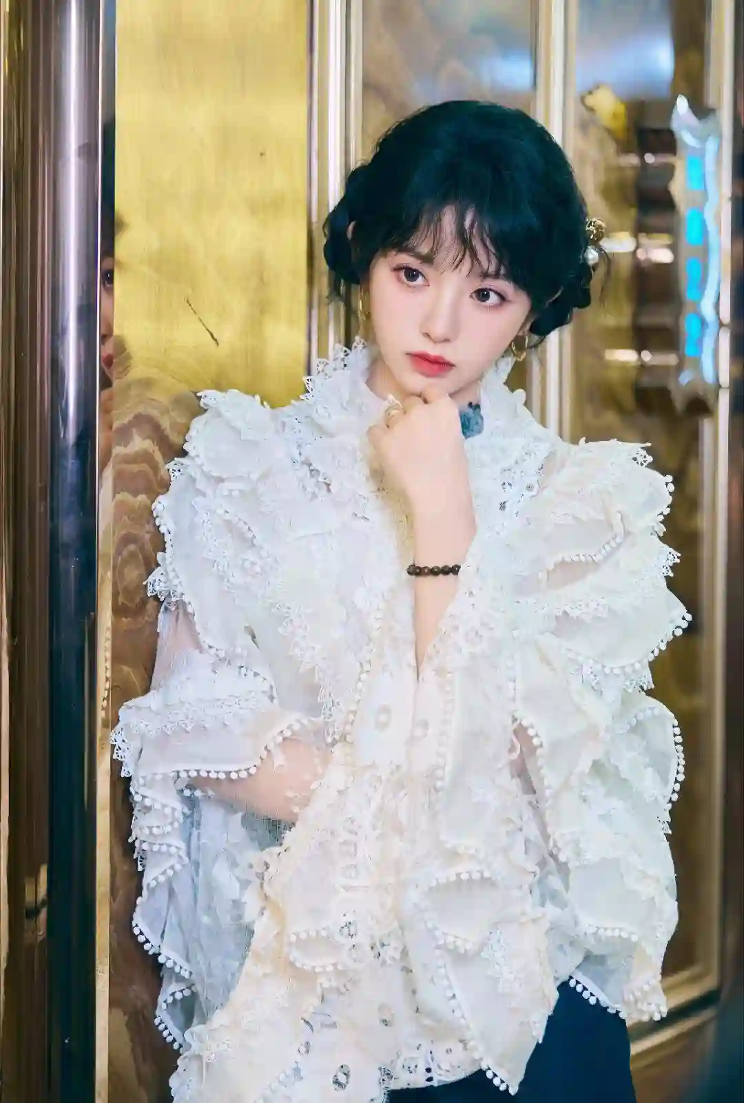 长发美女 个性穿搭 白色衣服 牛仔裤 明星 田曦薇