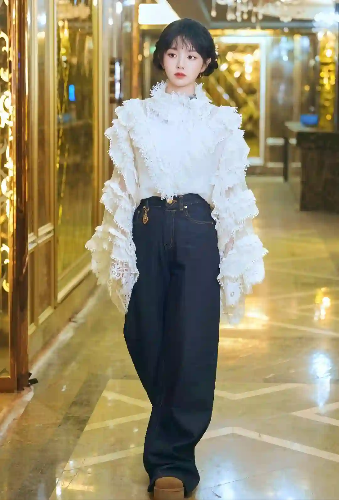 长发美女 个性穿搭 白色衣服 牛仔裤 明星 田曦薇