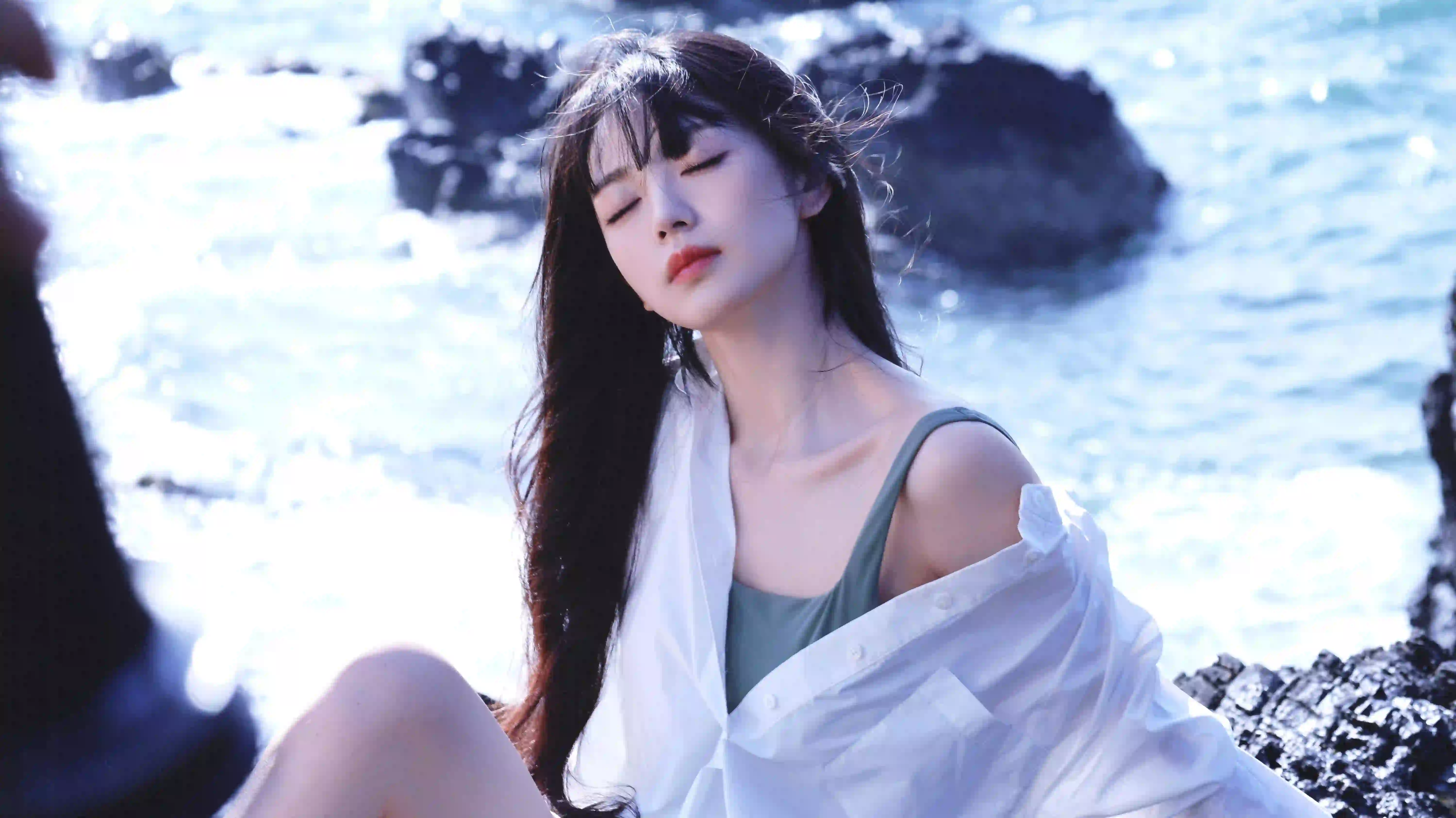 田曦薇海边白色衬衫穿搭氛围感写真壁纸