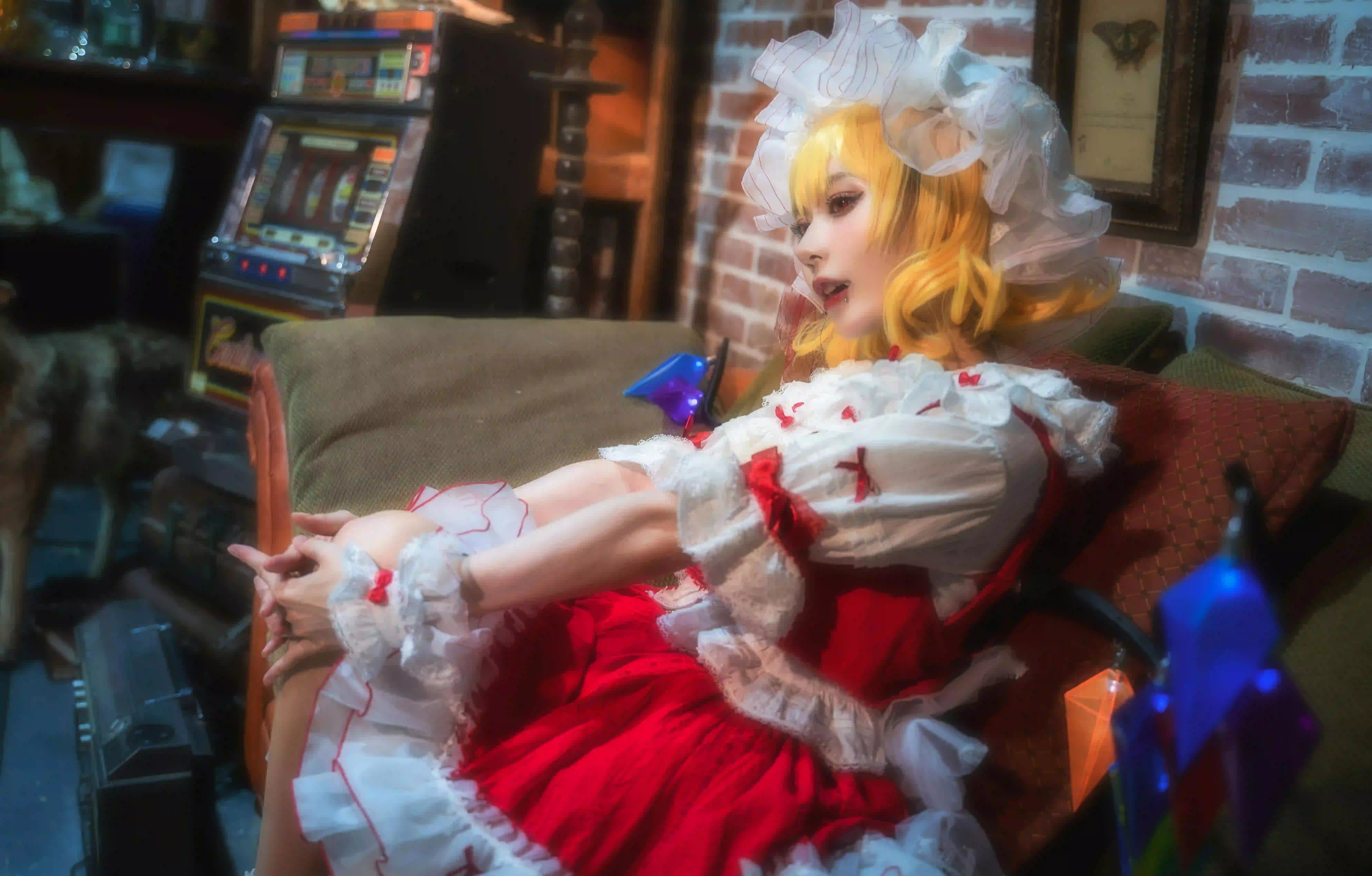长发美女 黄色头发 红色裙子 美女Coser 白色头纱