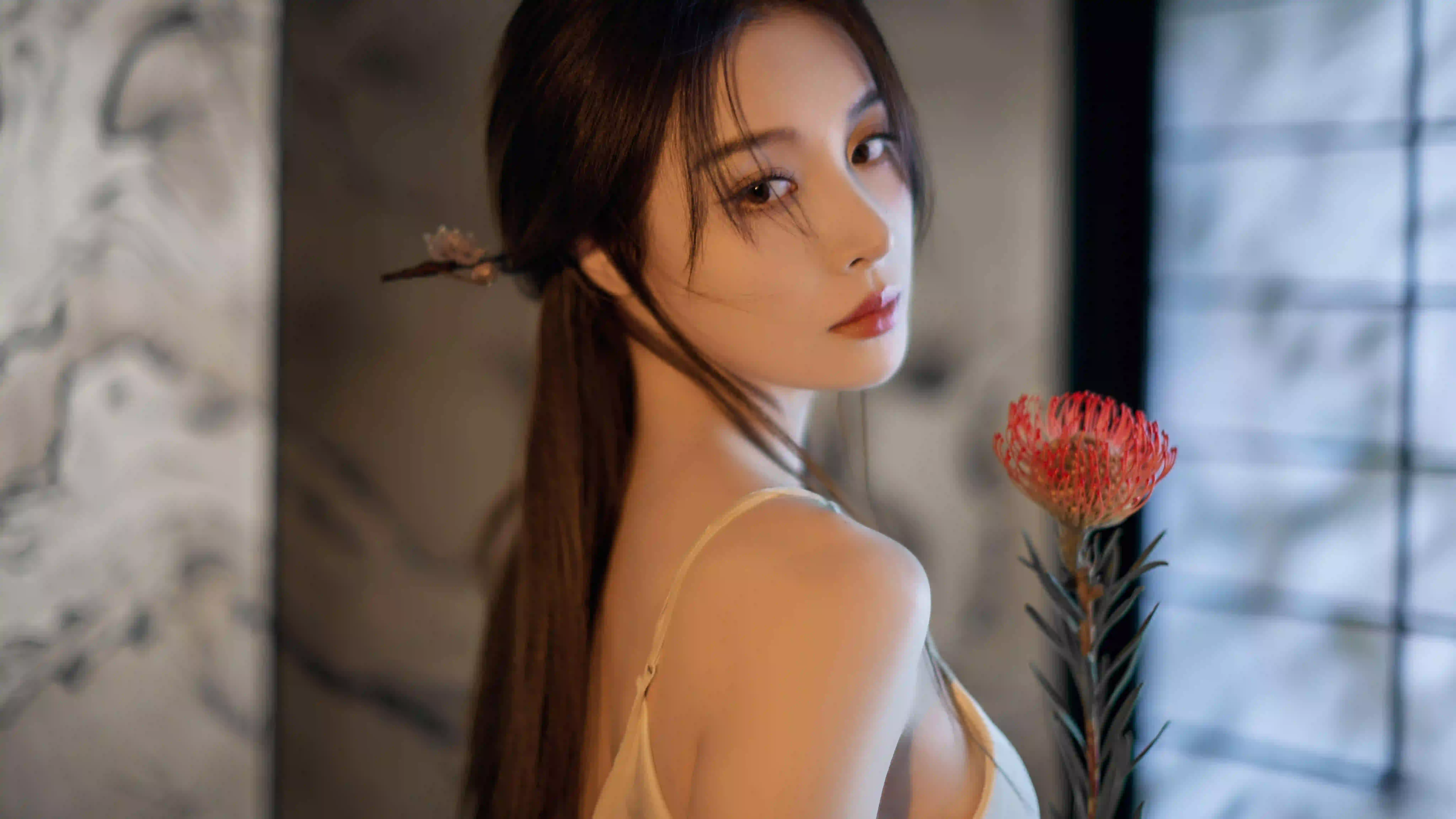8k 长发美女 白色吊带裙 花 彼岸花
