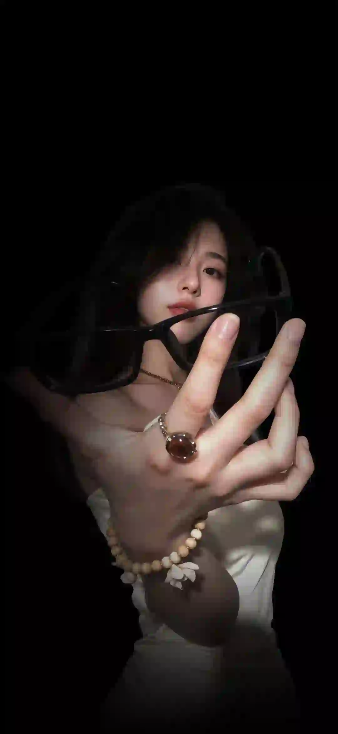 黑色背景 长发美女