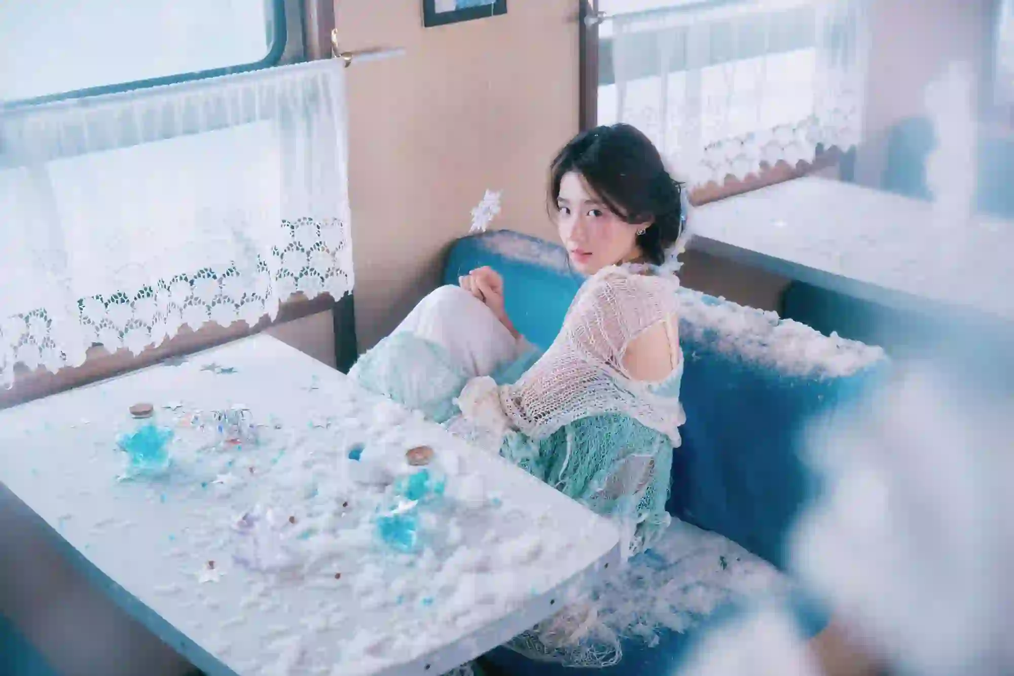 卢昱晓 长发清纯美女 写真 咖啡厅