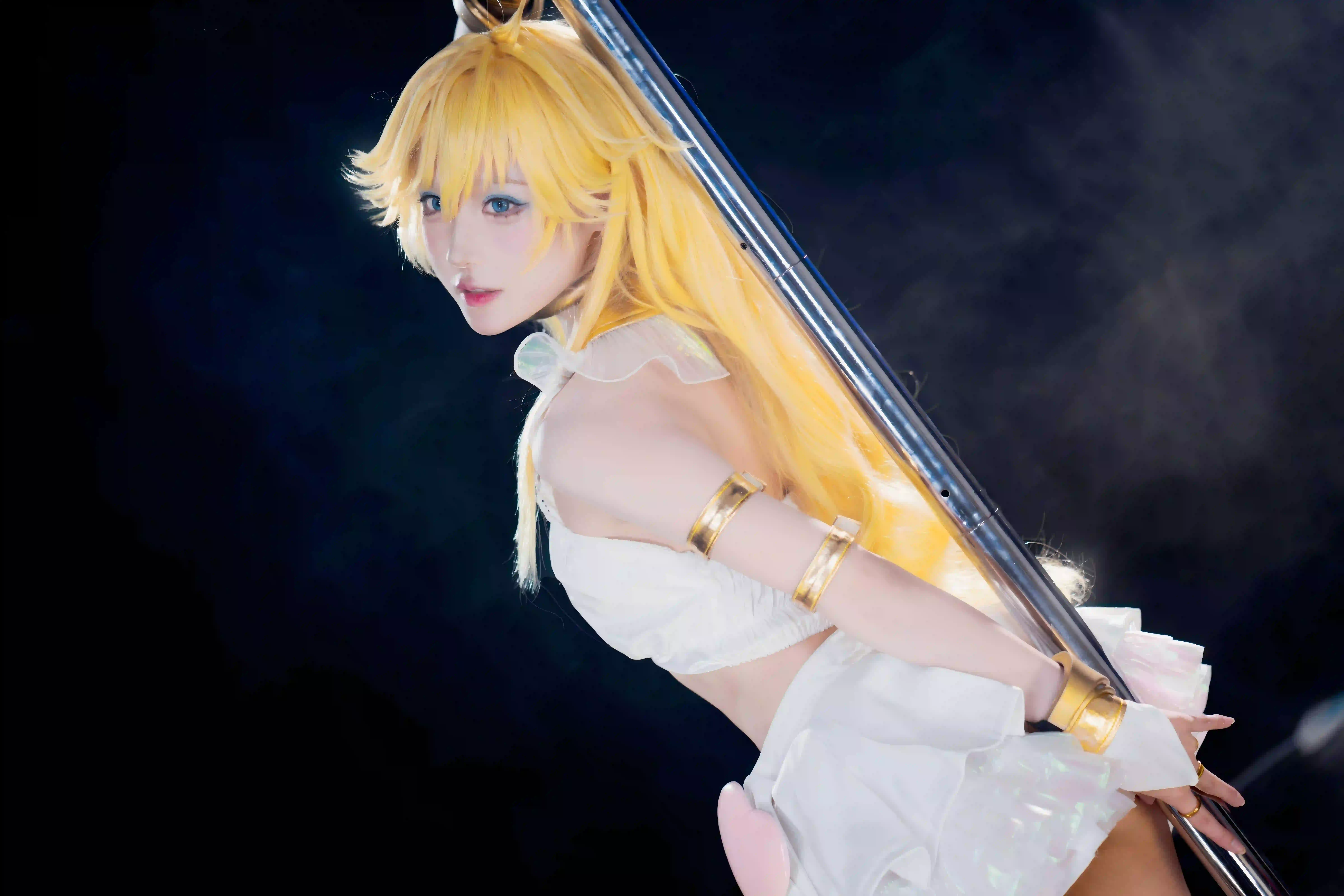 coser 黄色头发 白色短裙 性感美女