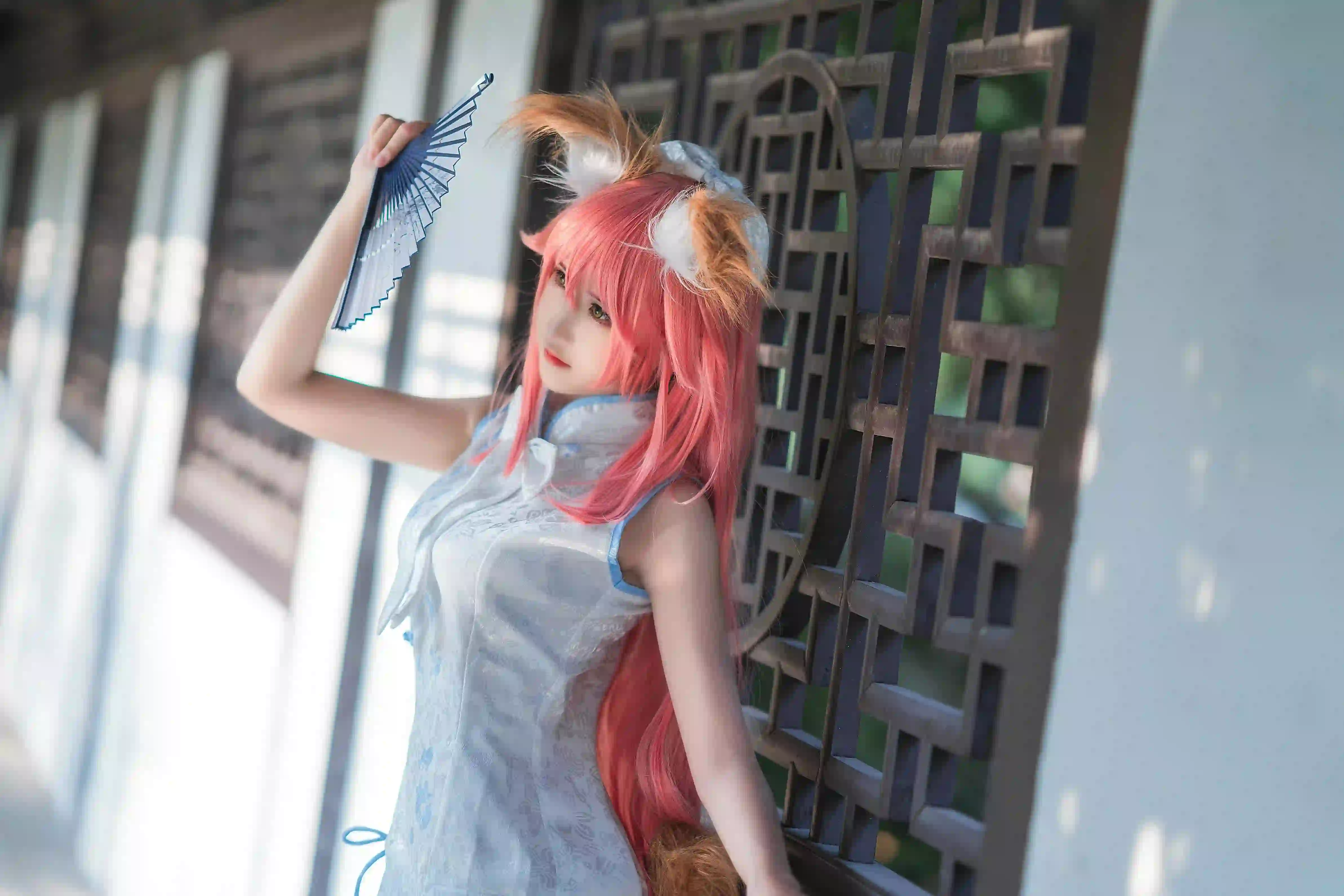 cosplay 长发女孩 狐狸耳朵 尾巴 旗袍 窗户
