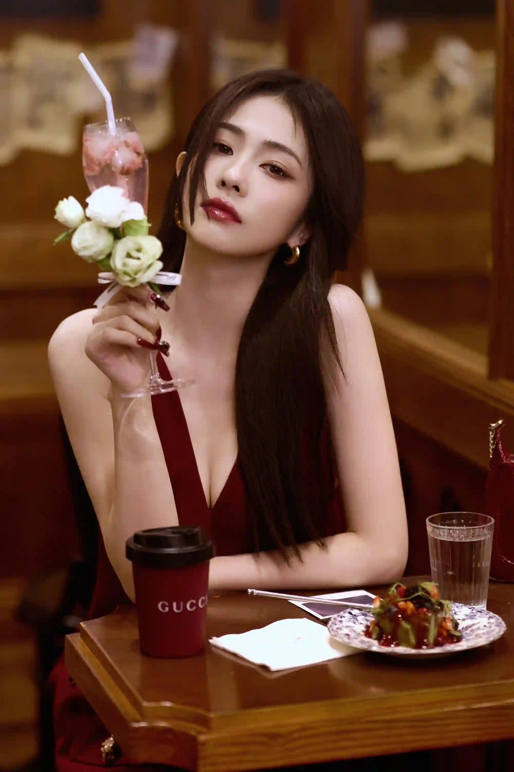 长发美女 白鹿 红色裙子 手拿饮料