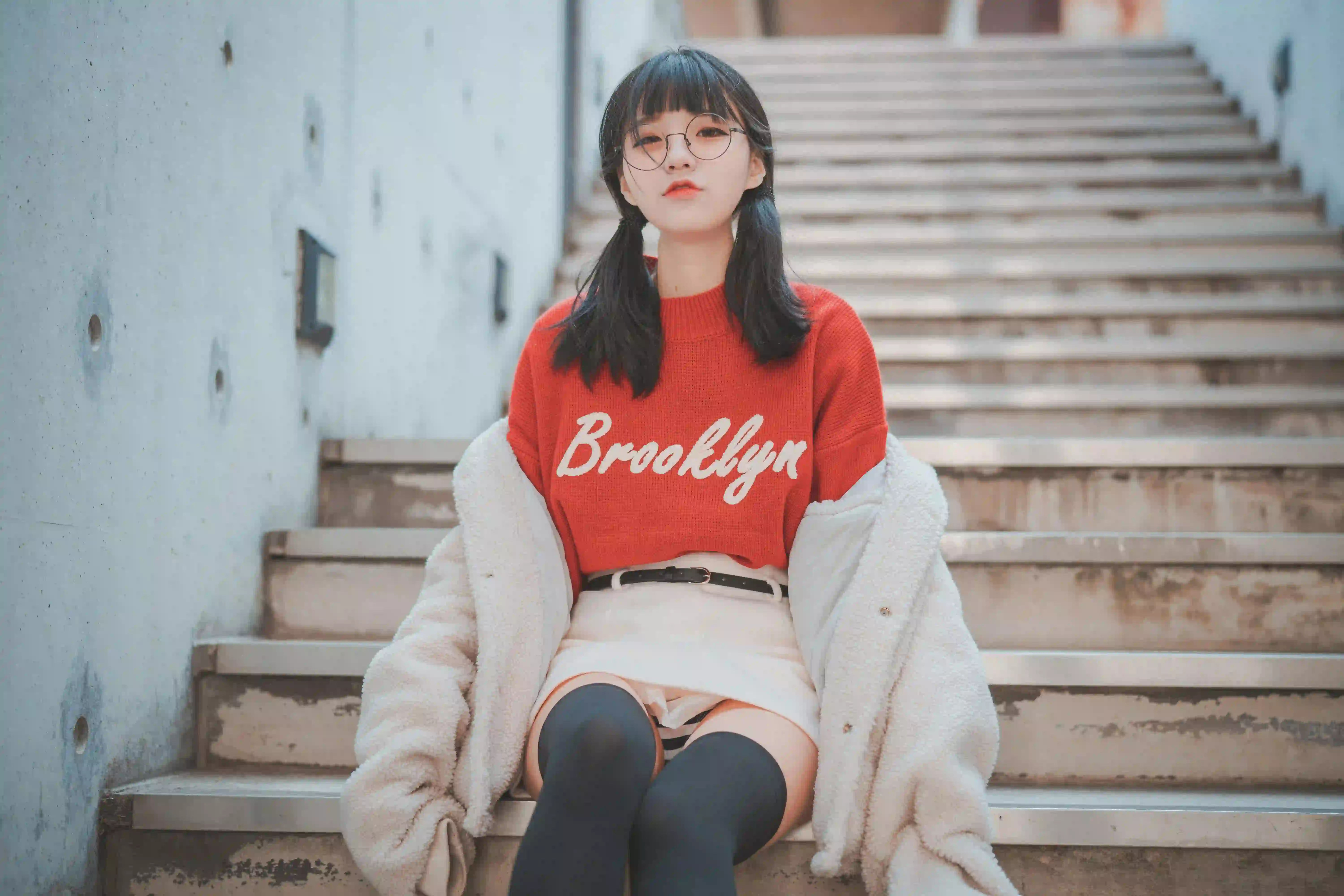 戴眼镜的可爱双马尾女孩 户外