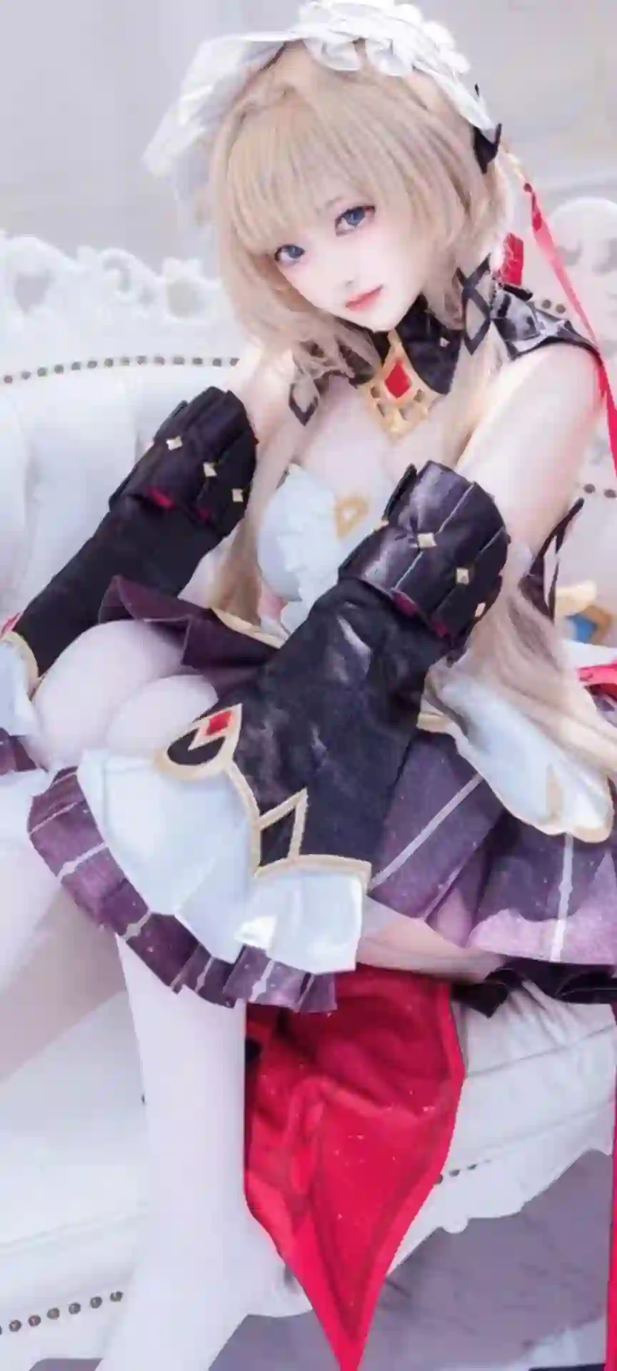 COS 角色 银发 蓝眼 华丽服装 白色沙发