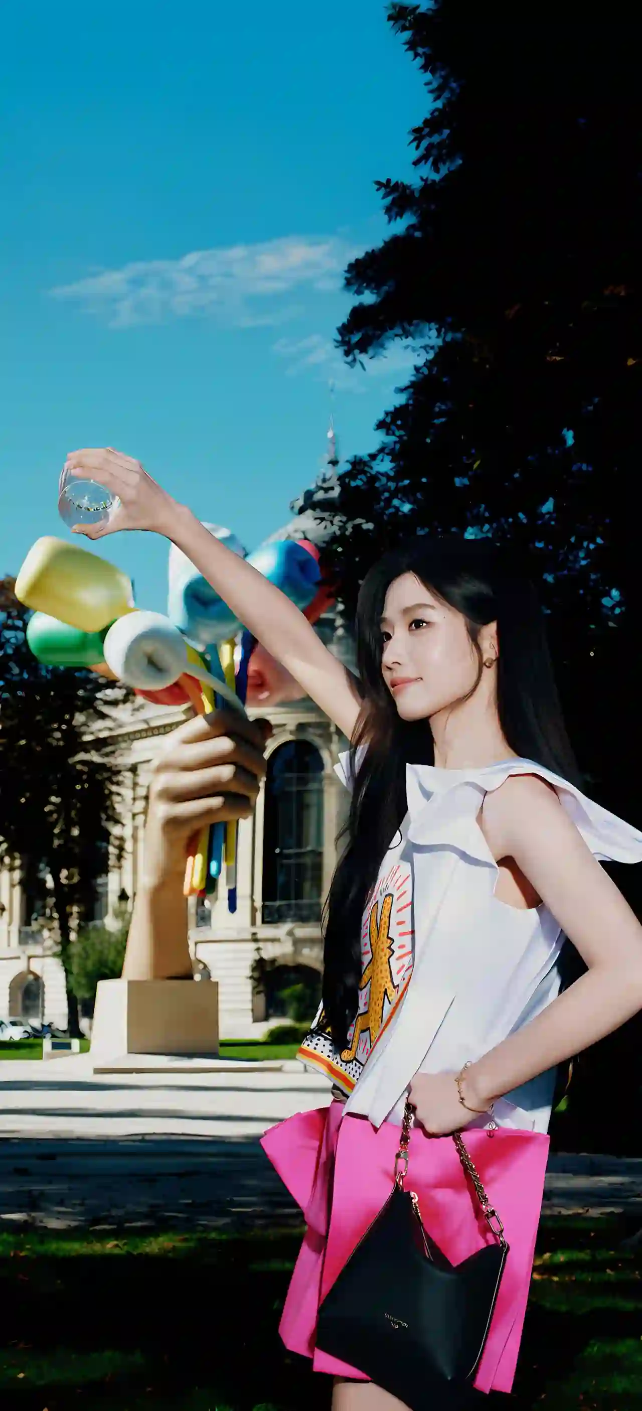 陈都灵 街拍 时尚穿搭 粉色短裙 户外写真 气球雕塑 卢昱晓
