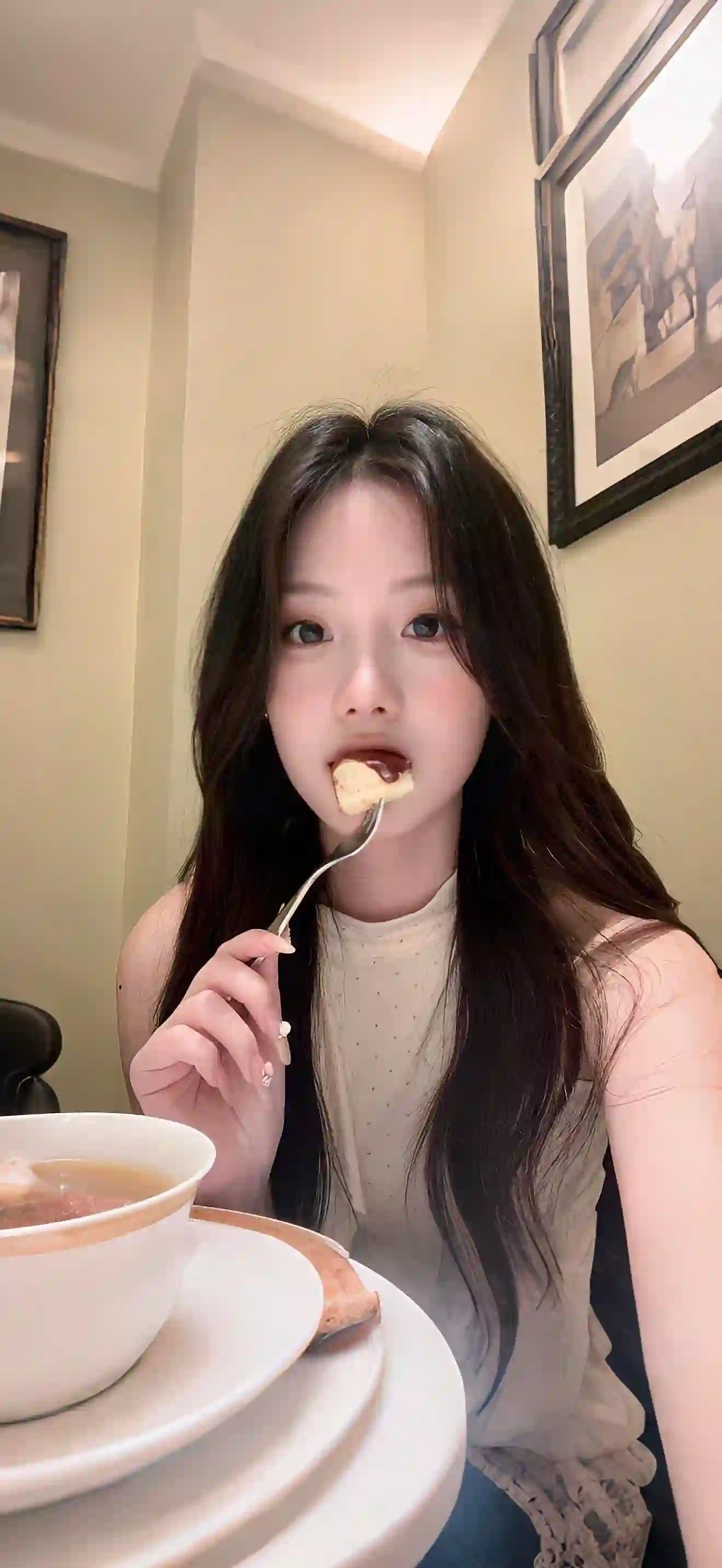 长发女孩 餐厅 甜点 人像 暖光 美女