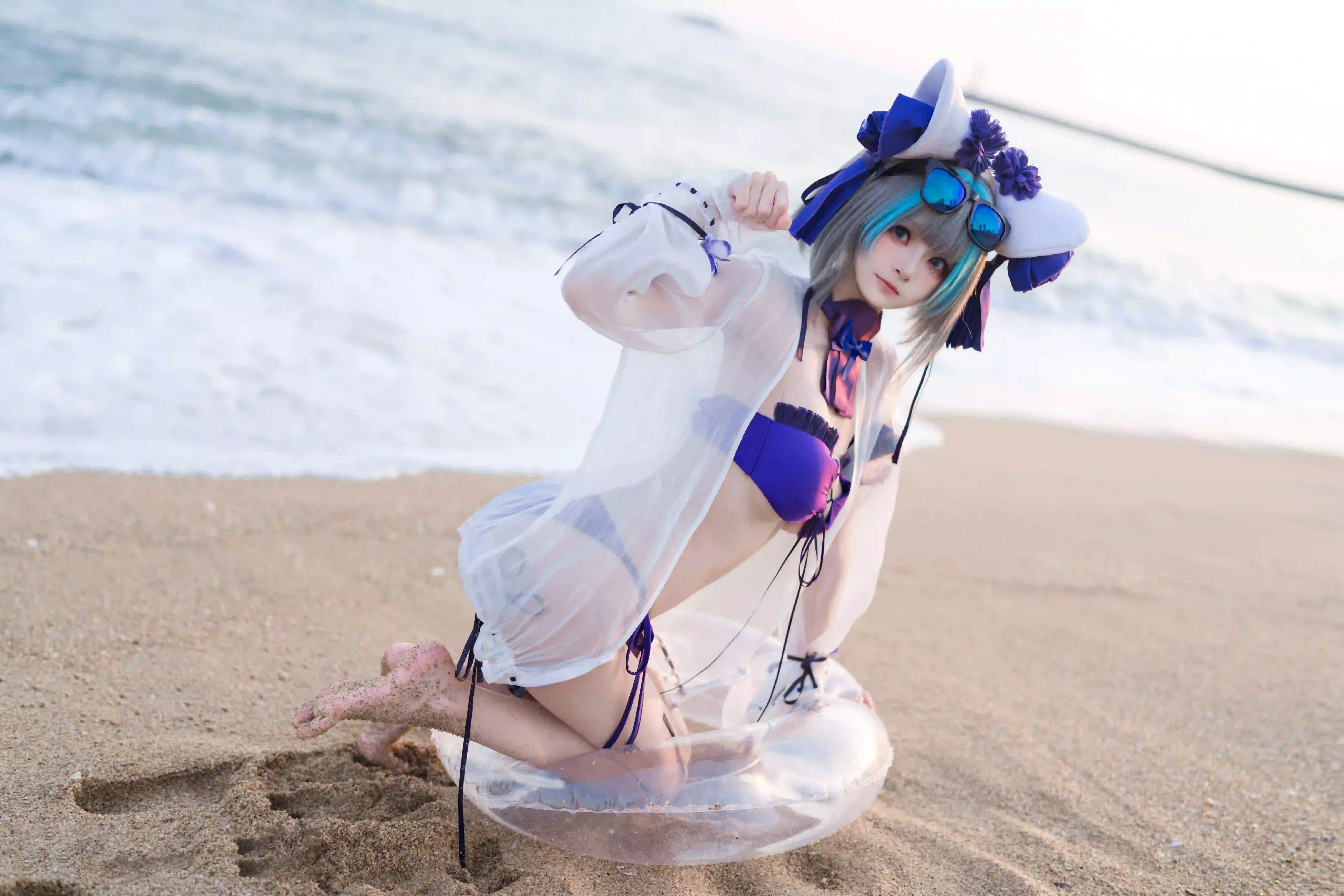 蓝色眼镜 户外 性感美女 白色衣服 海洋 沙滩