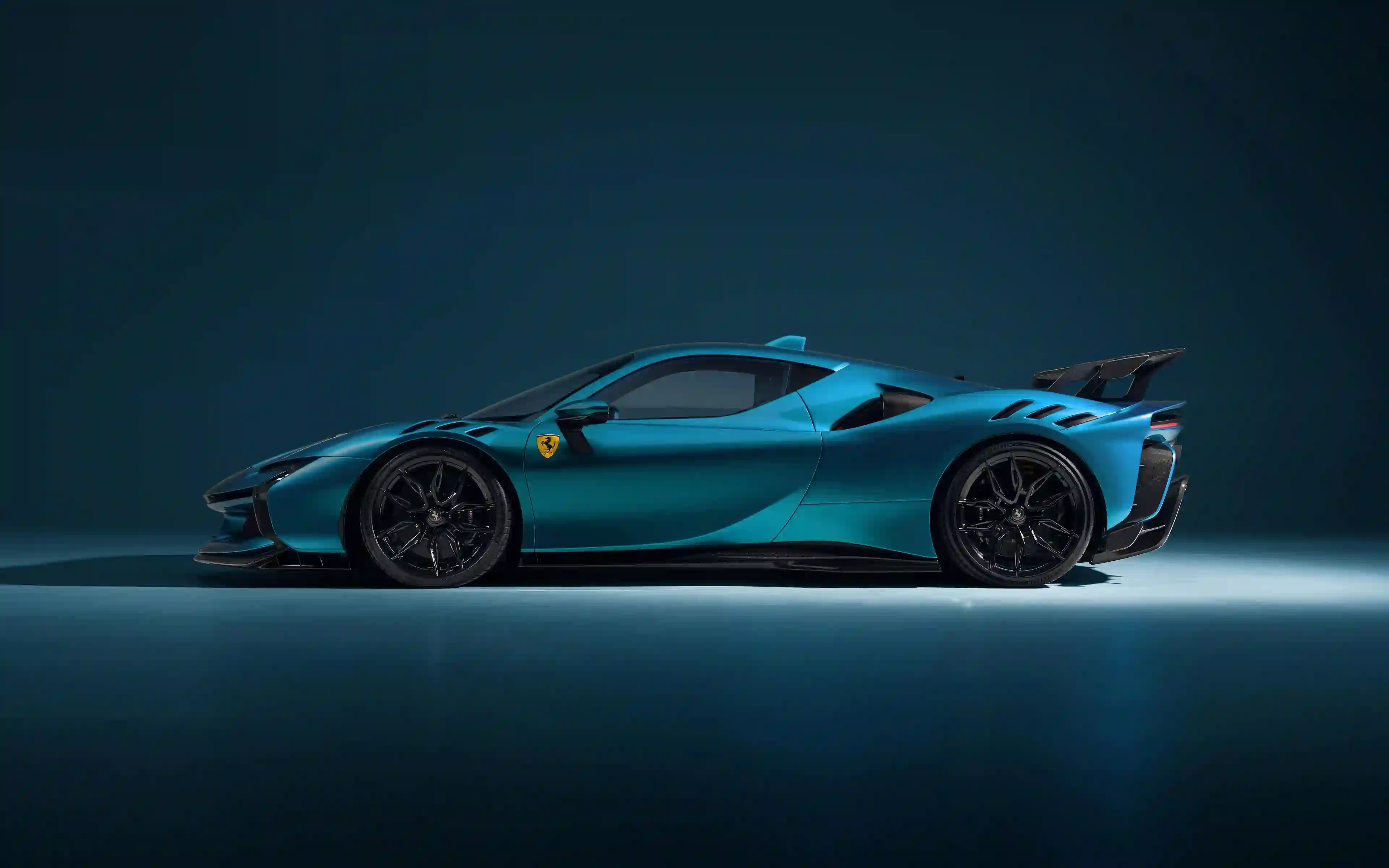 法拉利SF90 Stradale 蓝色跑车 蓝色背景 