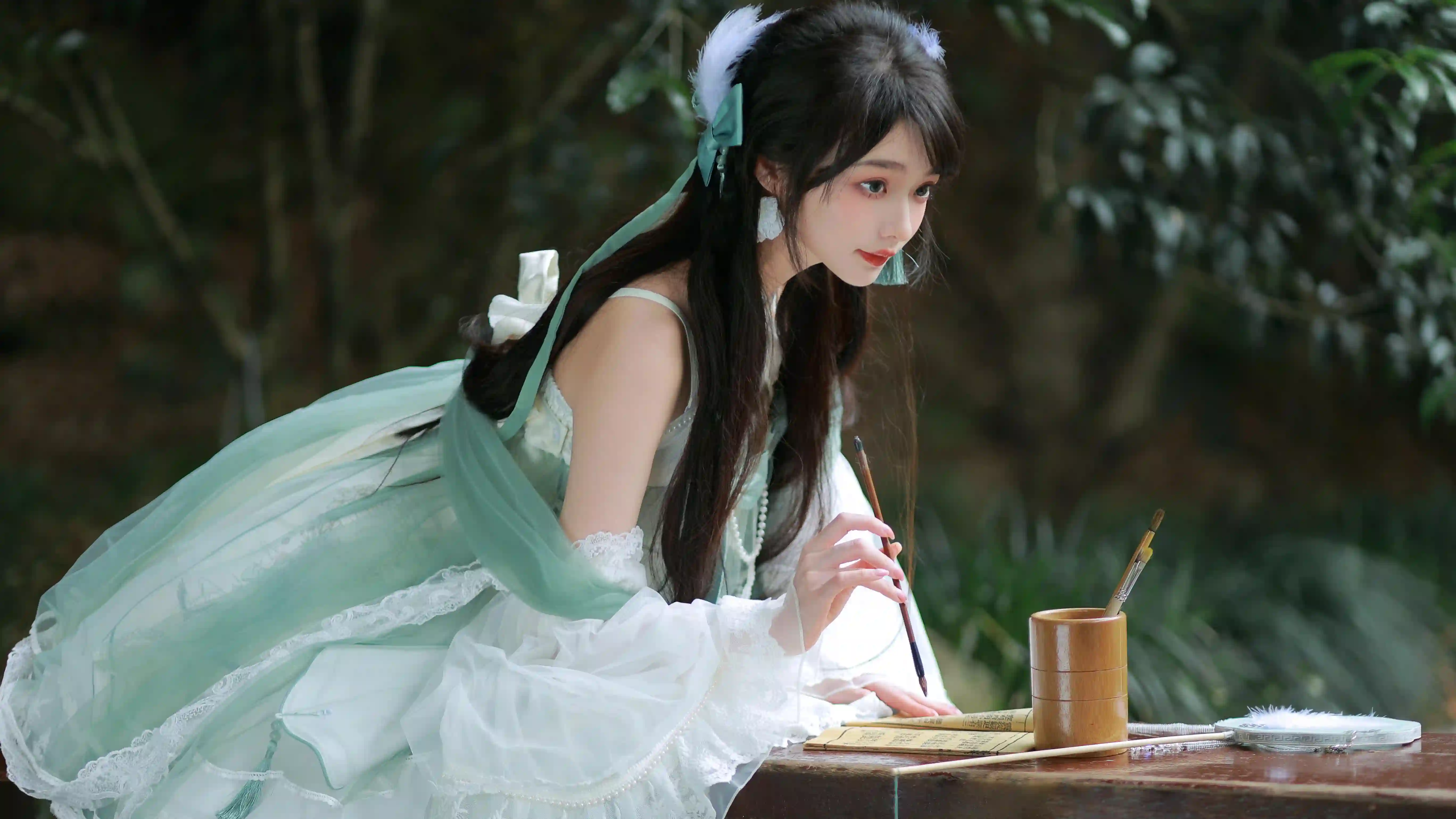 汉服古装美女 可爱女孩 长发女孩 绿色长裙 正在写字的古风可爱女孩
