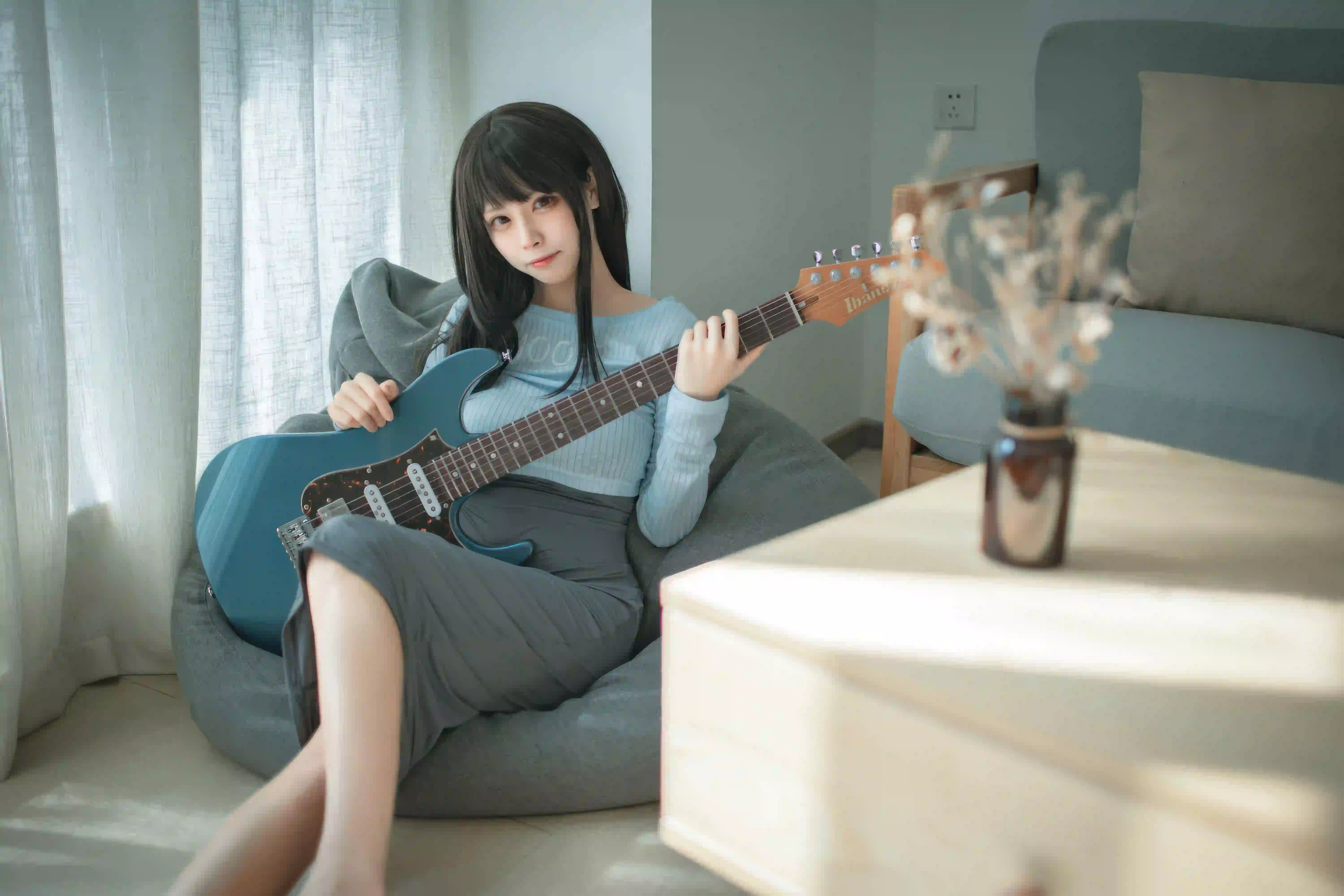 长发女孩 蓝色衣服 吉他 弹吉他