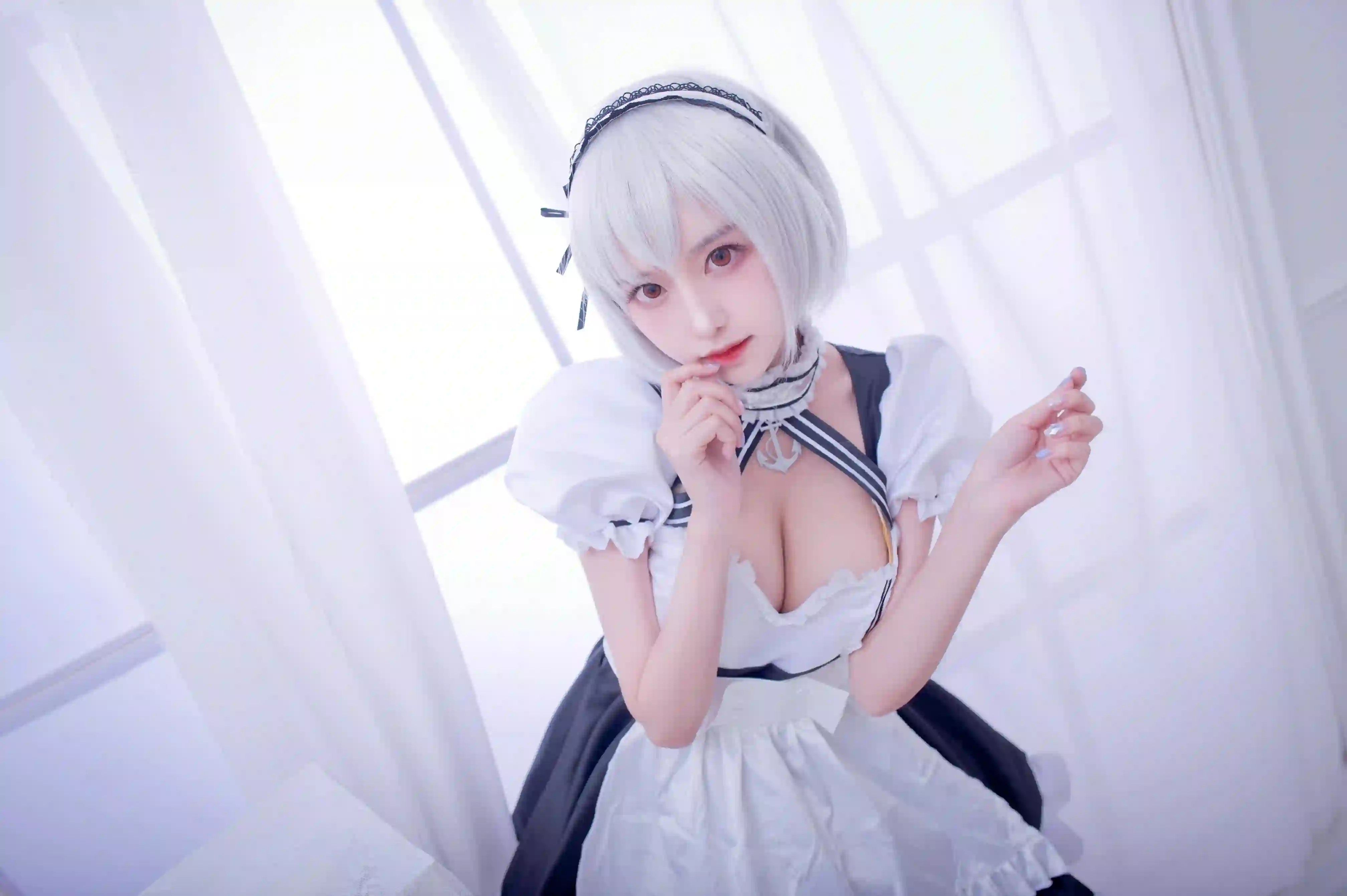 银发 女仆装 cosplay 窗边 写真 甜美