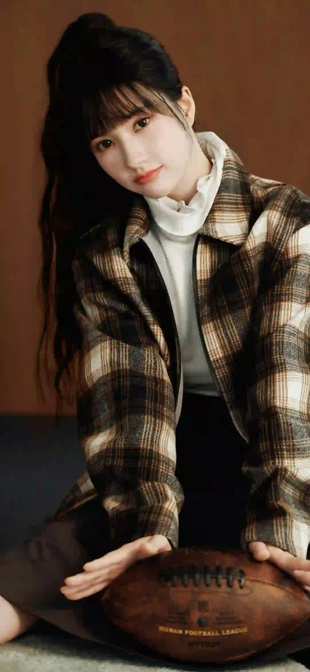 格子衫 长发美女 高马尾 橄榄球